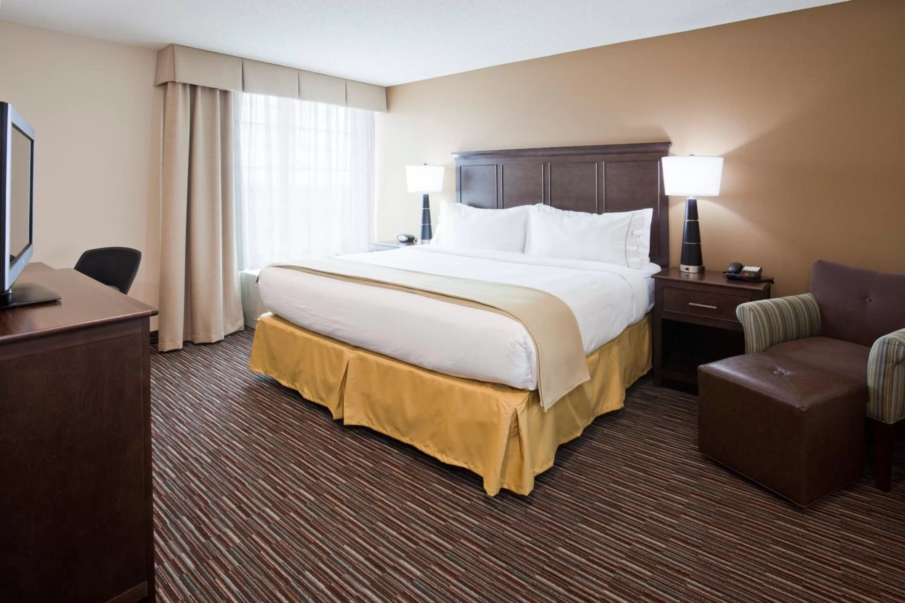 Photo of the whole room, Bed in Holiday Inn Express & Suites Willmar by IHG