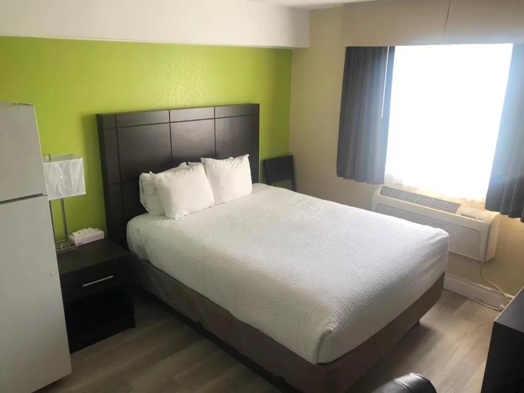 Kitchen or kitchenette, Bed in wallaceburg inn