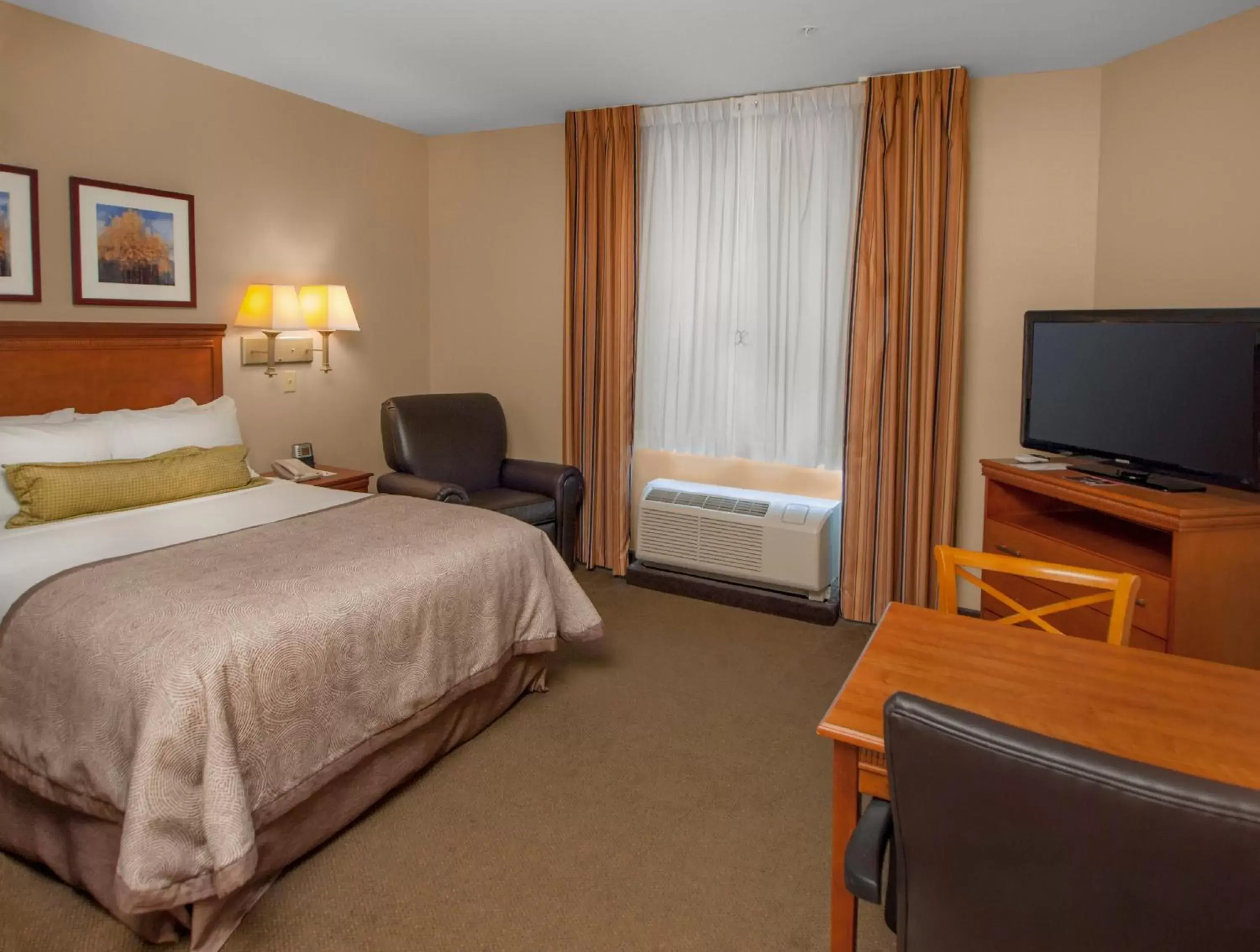 Photo of the whole room, TV/Entertainment Center in Candlewood Suites Buffalo Amherst, an IHG Hotel