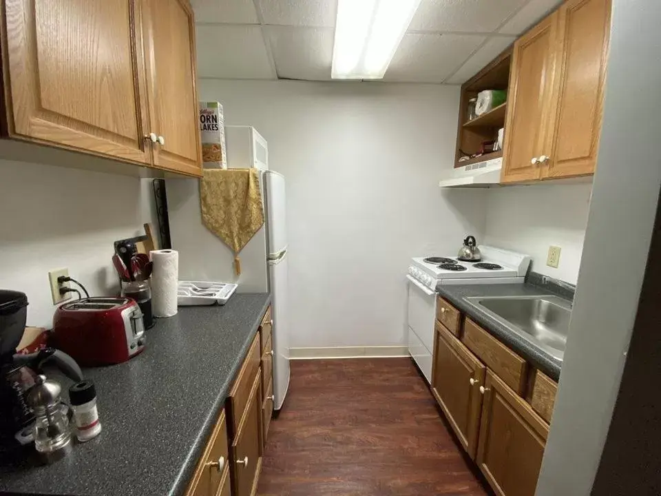 Kitchen/Kitchenette in Skaneateles Inn on 20