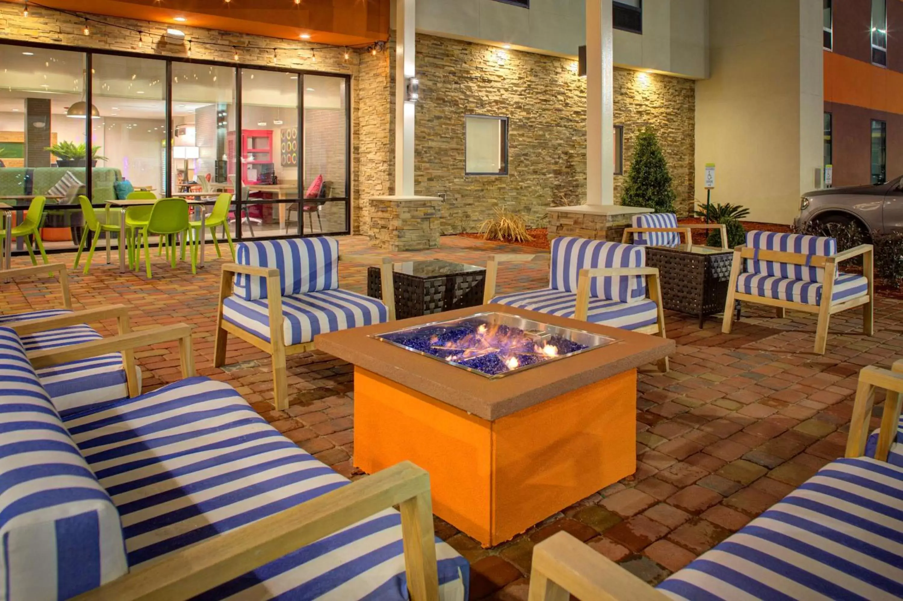Patio, Lounge/Bar in Home2 Suites By Hilton Lake Charles