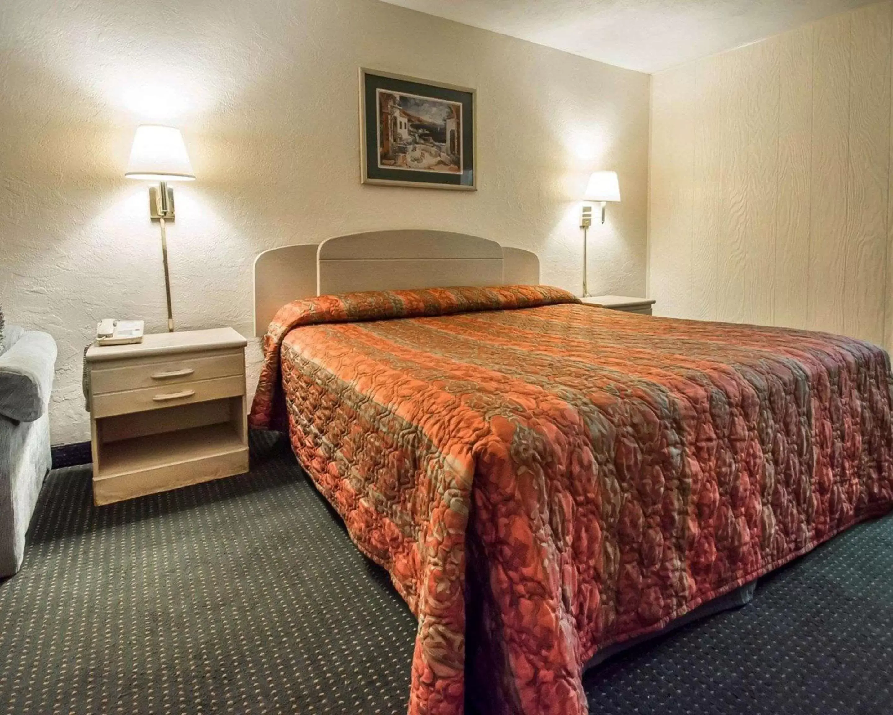 Photo of the whole room, Bed in Rodeway Inn Gainesville - University Area