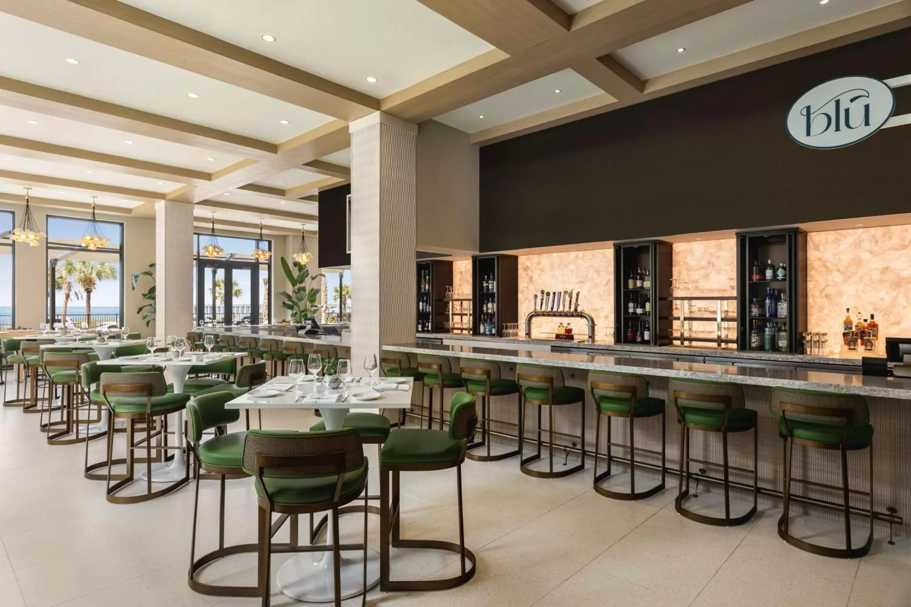 Lounge or bar, Restaurant/Places to Eat in Embassy Suites By Hilton Panama City Beach Resort
