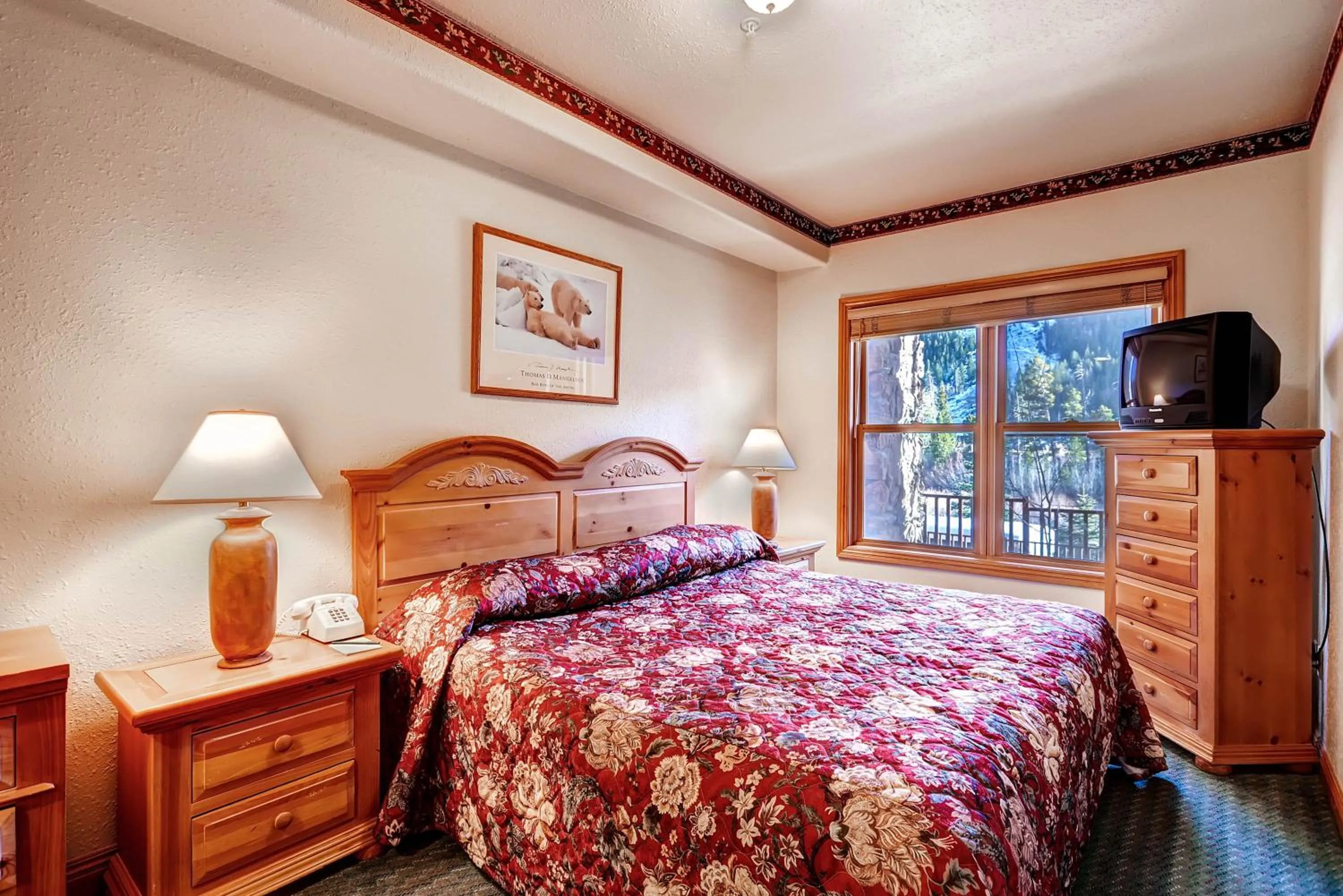 Photo of the whole room, Bed in Gateway Mountain Lodge, A Vail Resorts Property