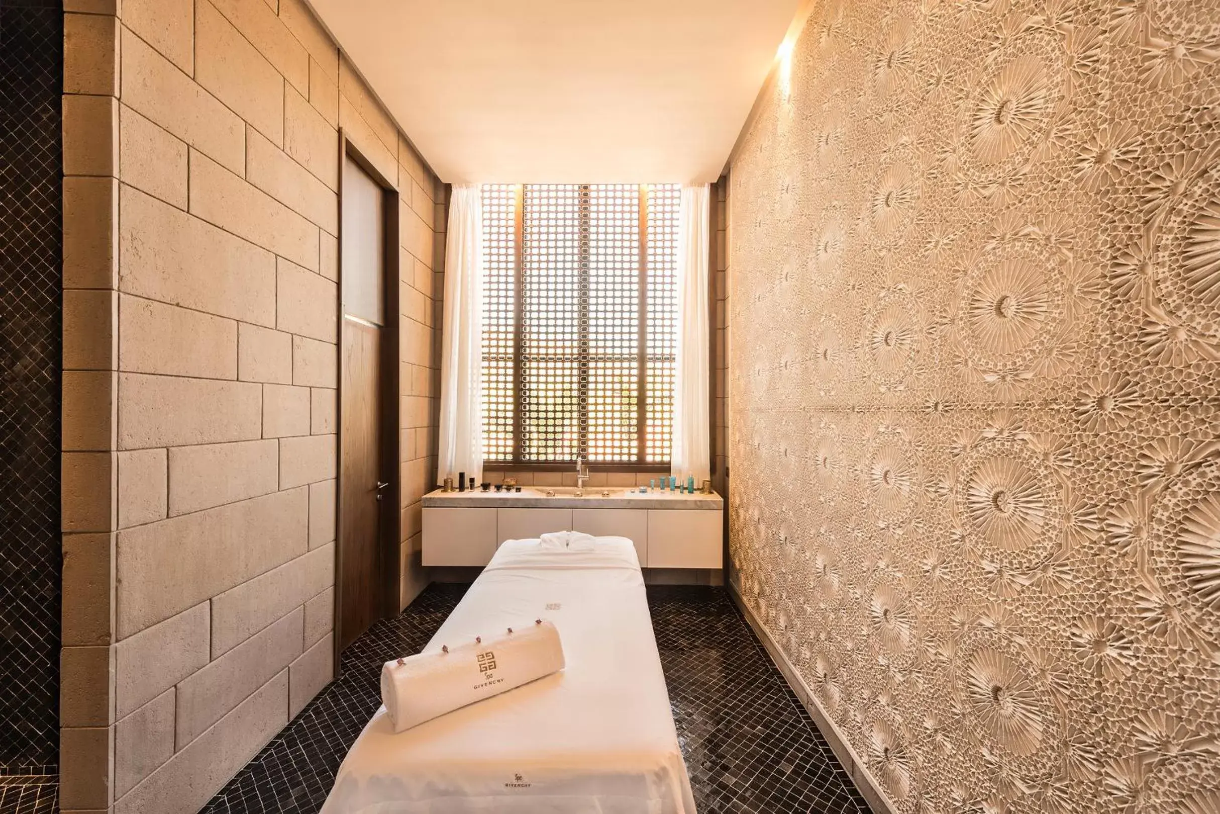 Massage, Bathroom in Hotel Sahrai