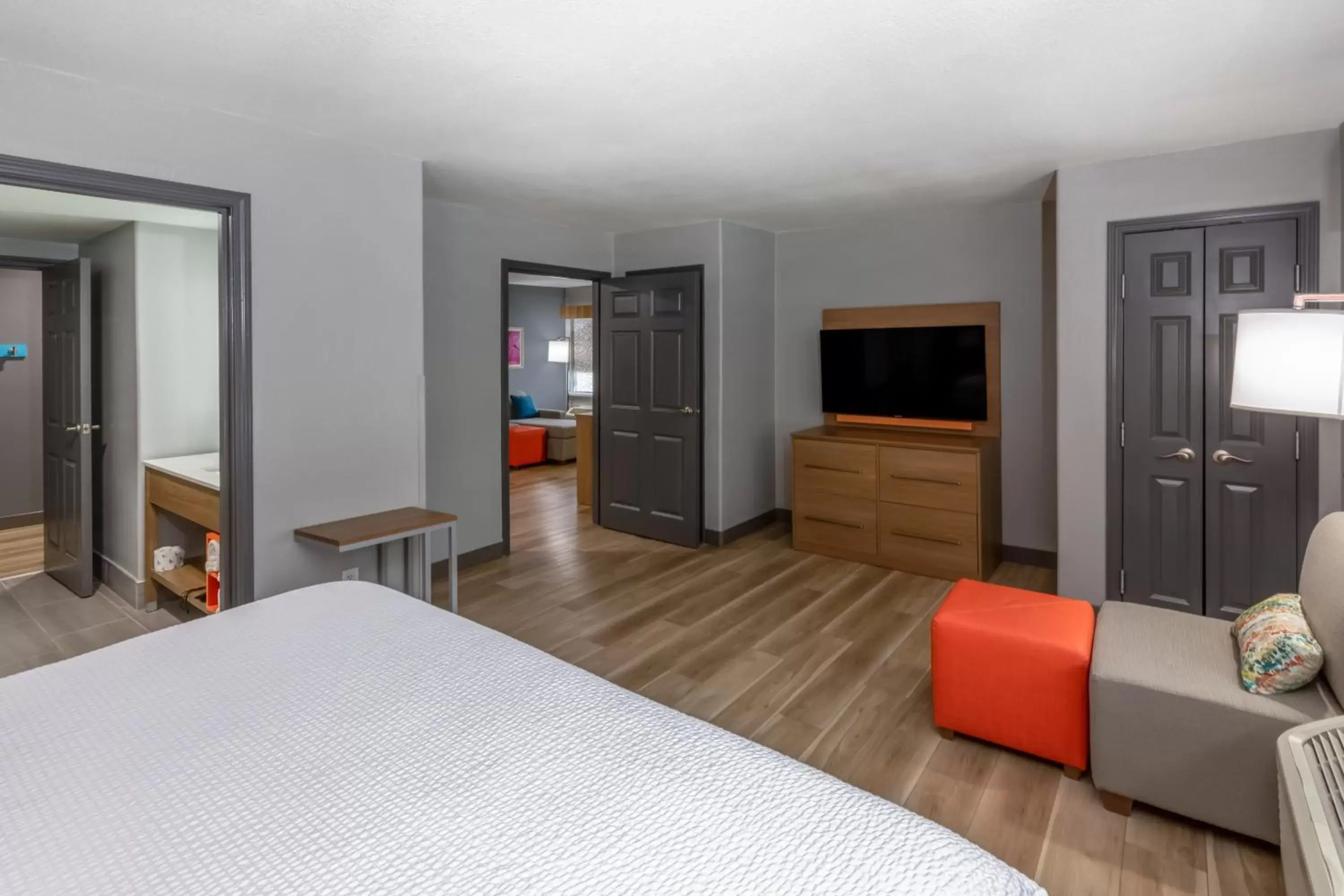 Bedroom, TV/Entertainment Center in La Quinta by Wyndham New Braunfels
