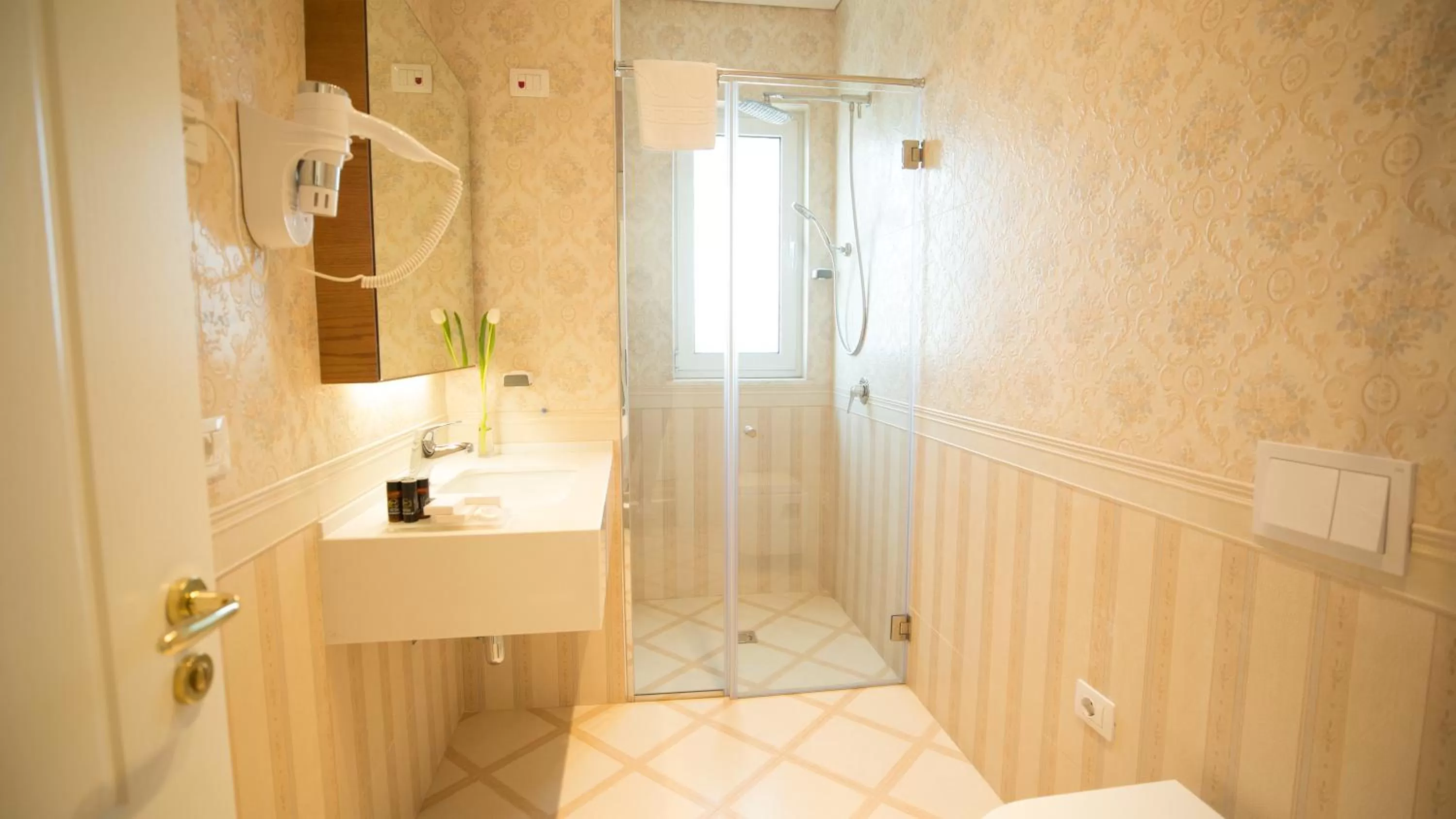 Shower in Royal Hill Hotel