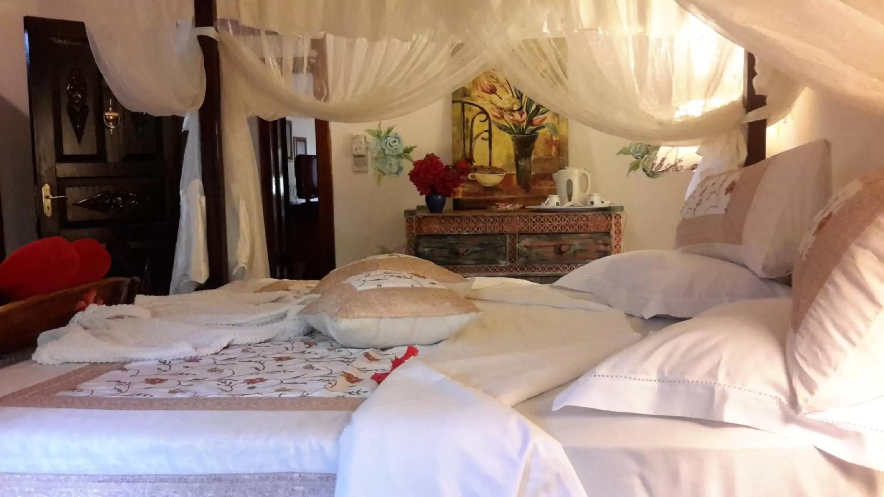 Bedroom, Bed in African House Resort