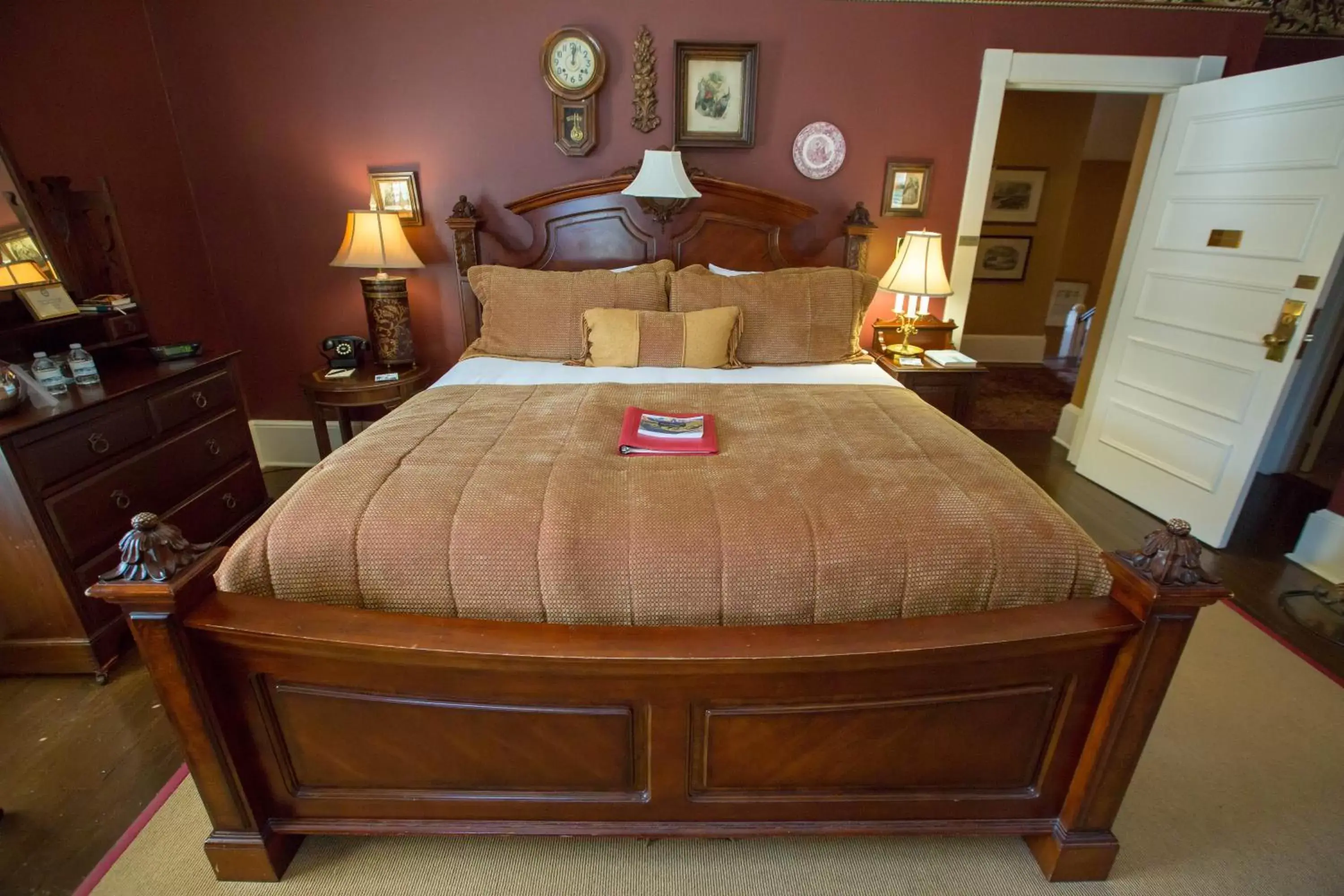 Bed in Ballastone Inn