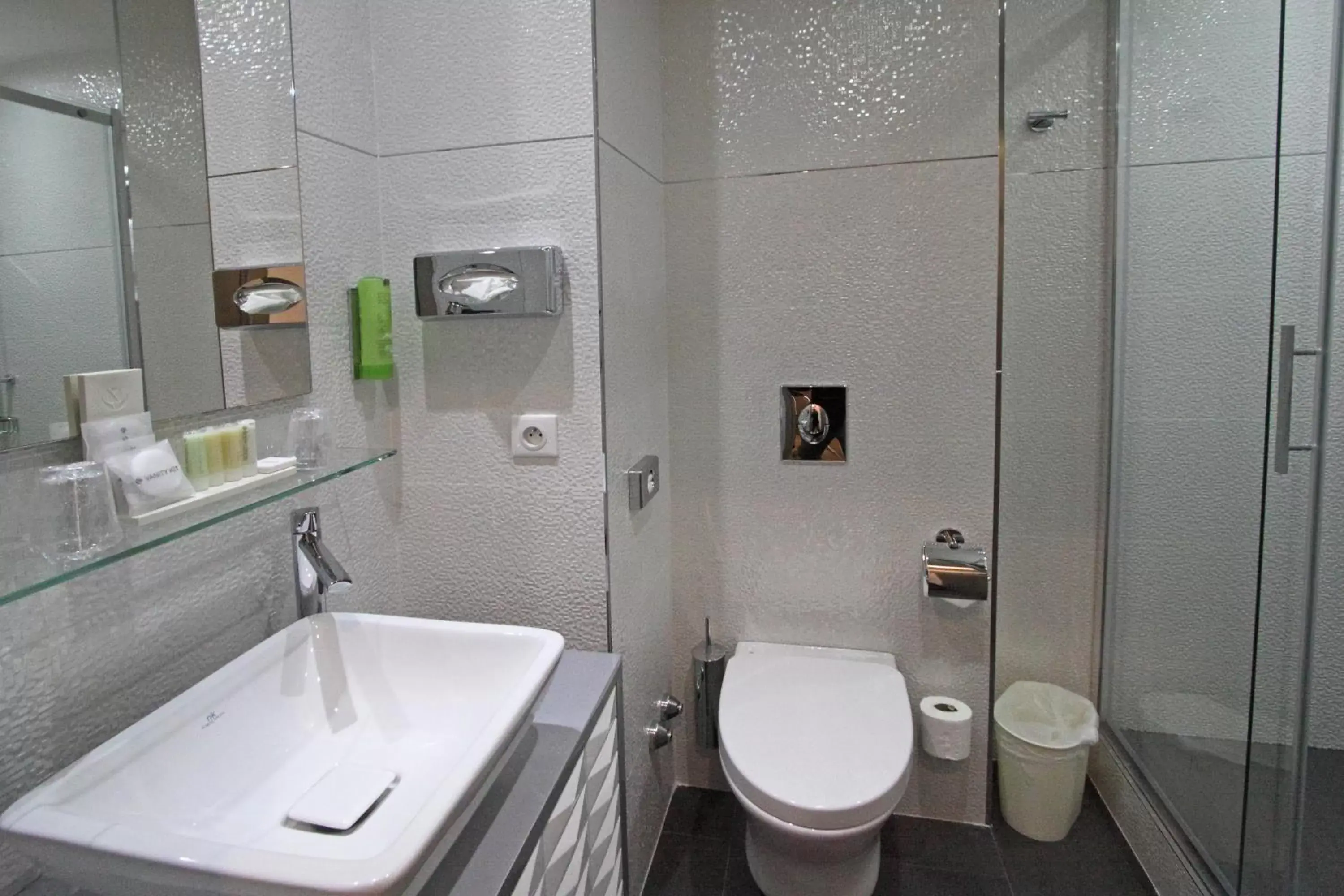 Shower, Bathroom in GOLDEN TULIP CANNES HOTEL de PARIS