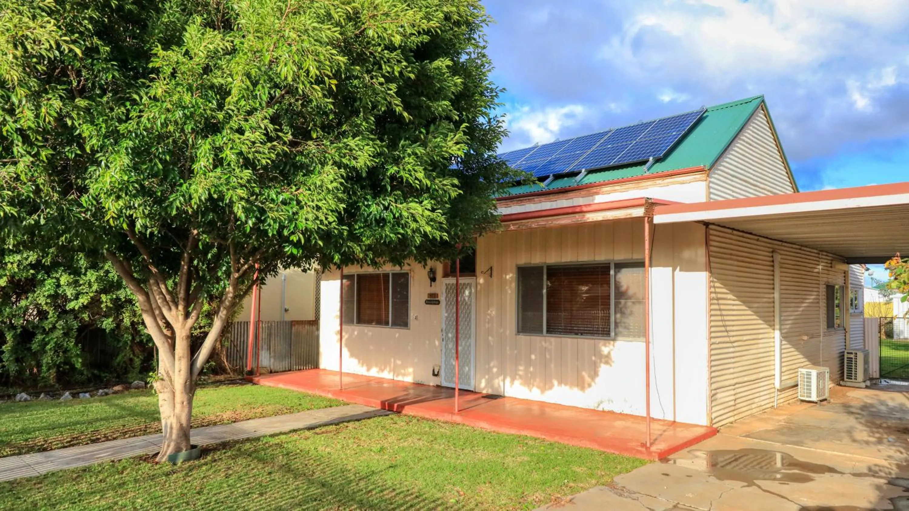 Property building in Charles Rasp Motor Inn & Cottages