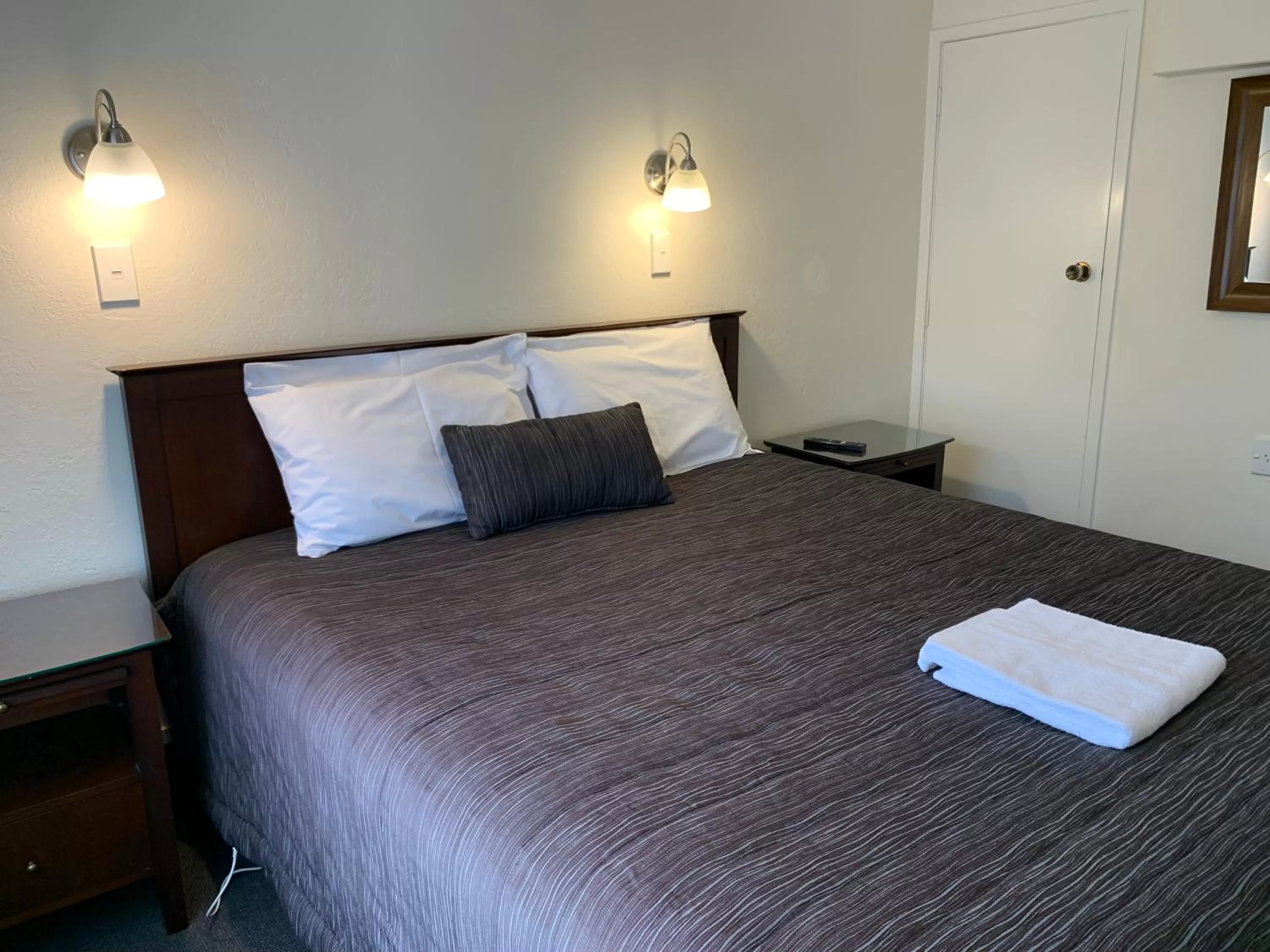 Bedroom, Bed in 755 Regal Court Motel