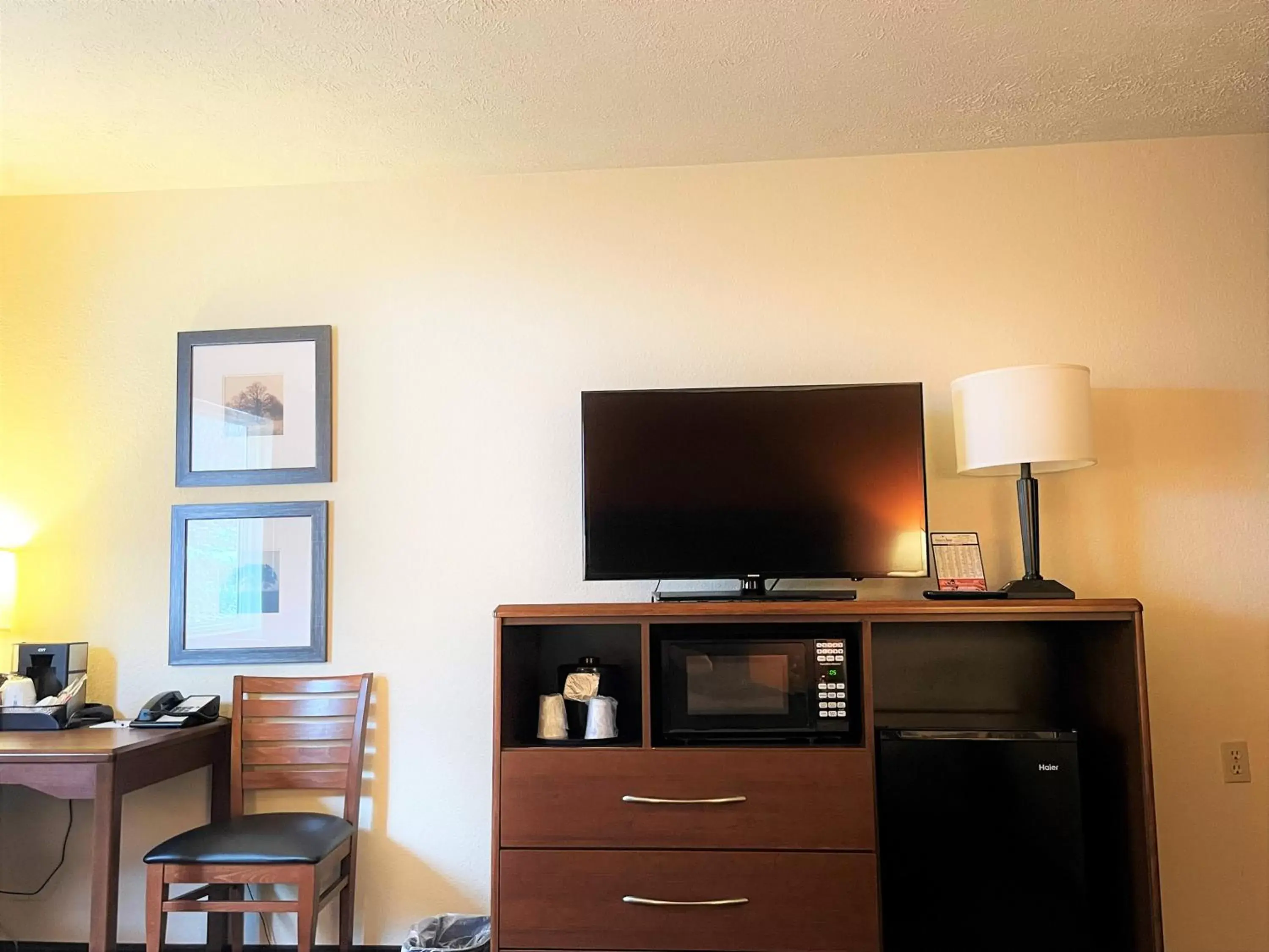 TV and multimedia, TV/Entertainment Center in AmericInn by Wyndham Petoskey