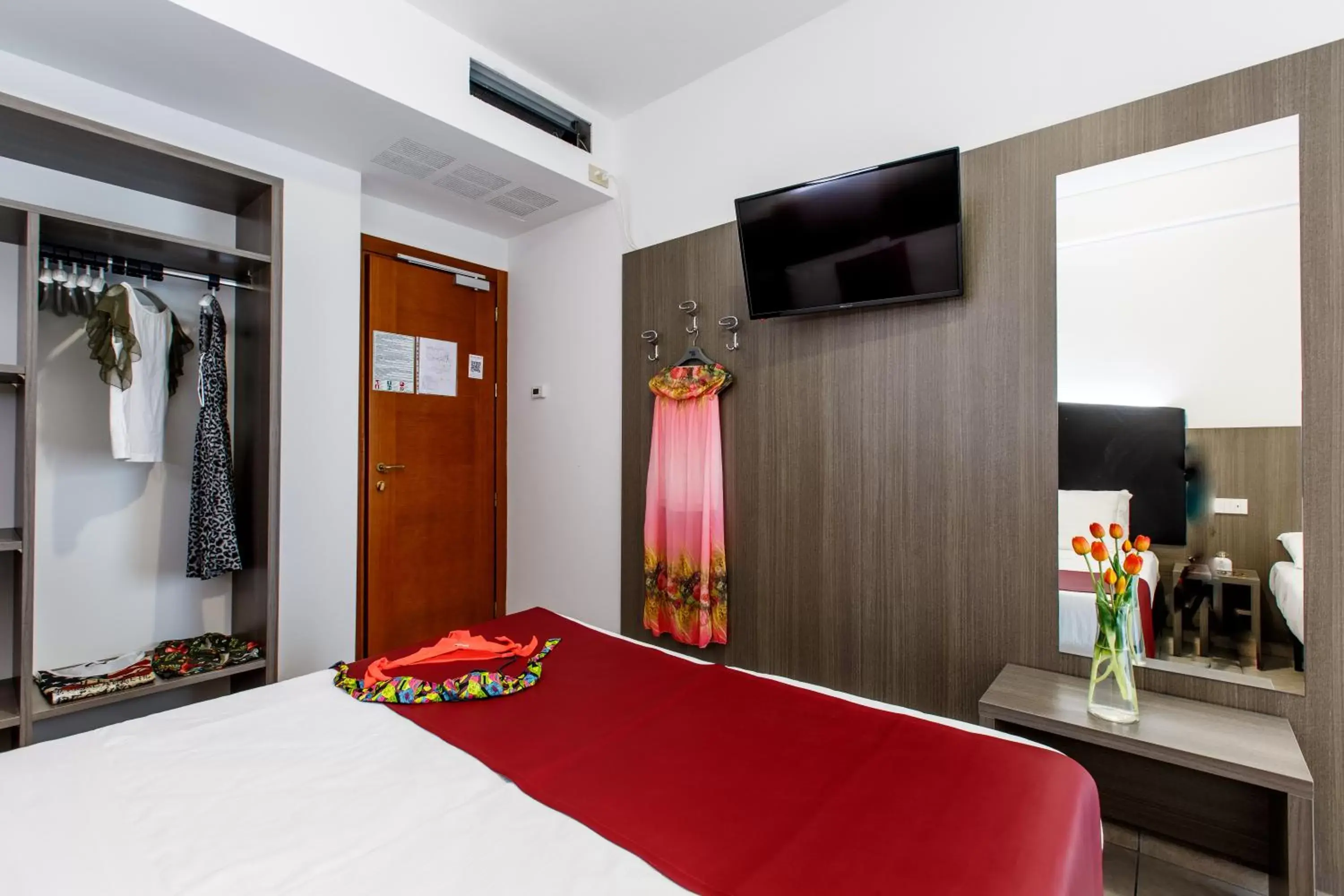 Bed, TV/Entertainment Center in Hotel Grazia Riccione
