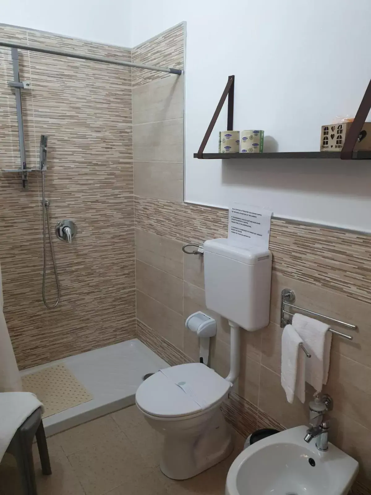 Shower, Bathroom in VILLA MARTA a due passi dalla clinica ortopedica Rizzoli e da Villa Santa Teresa