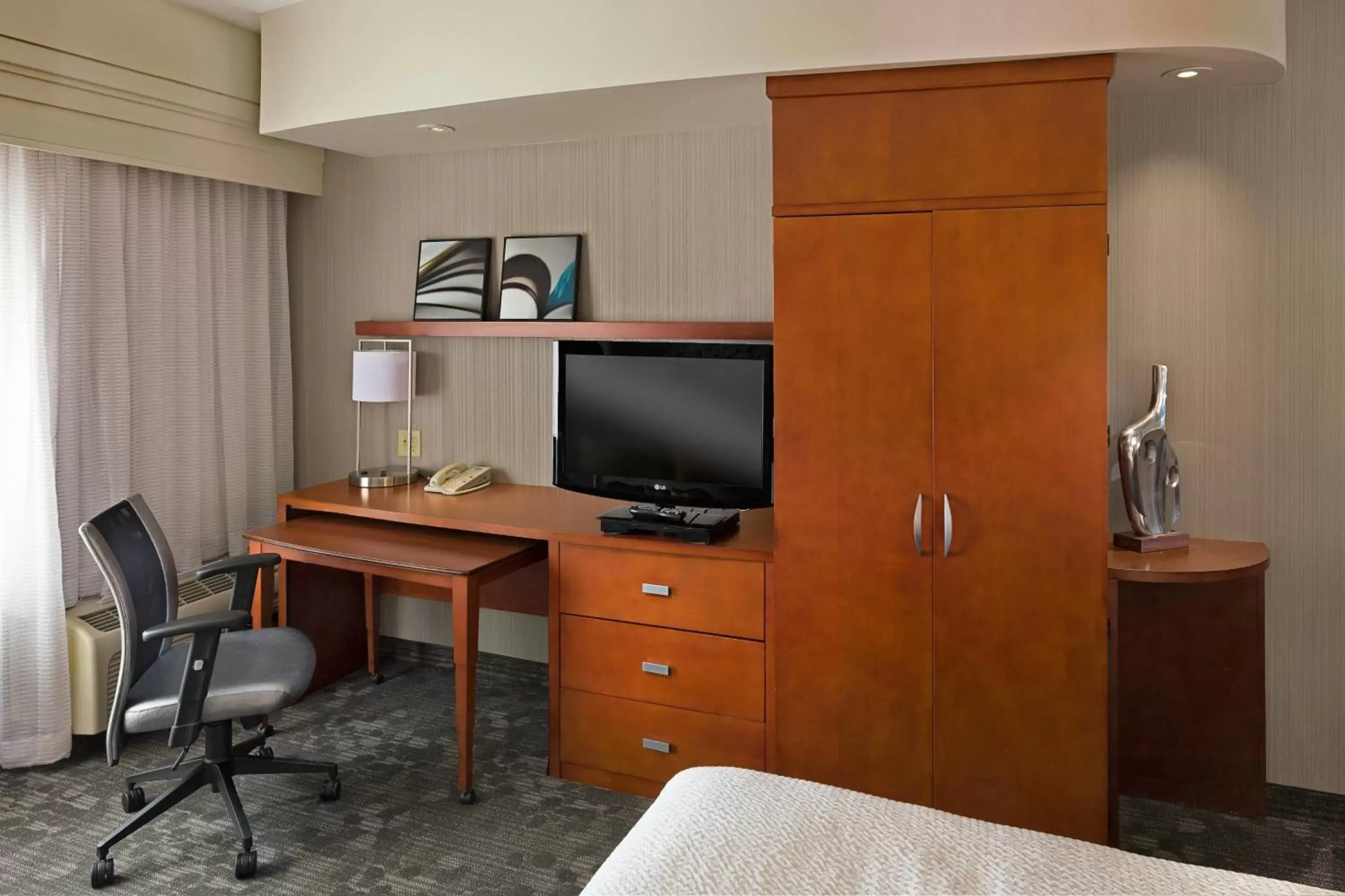 Photo of the whole room, TV/Entertainment Center in Courtyard by Marriott Harrisburg Hershey