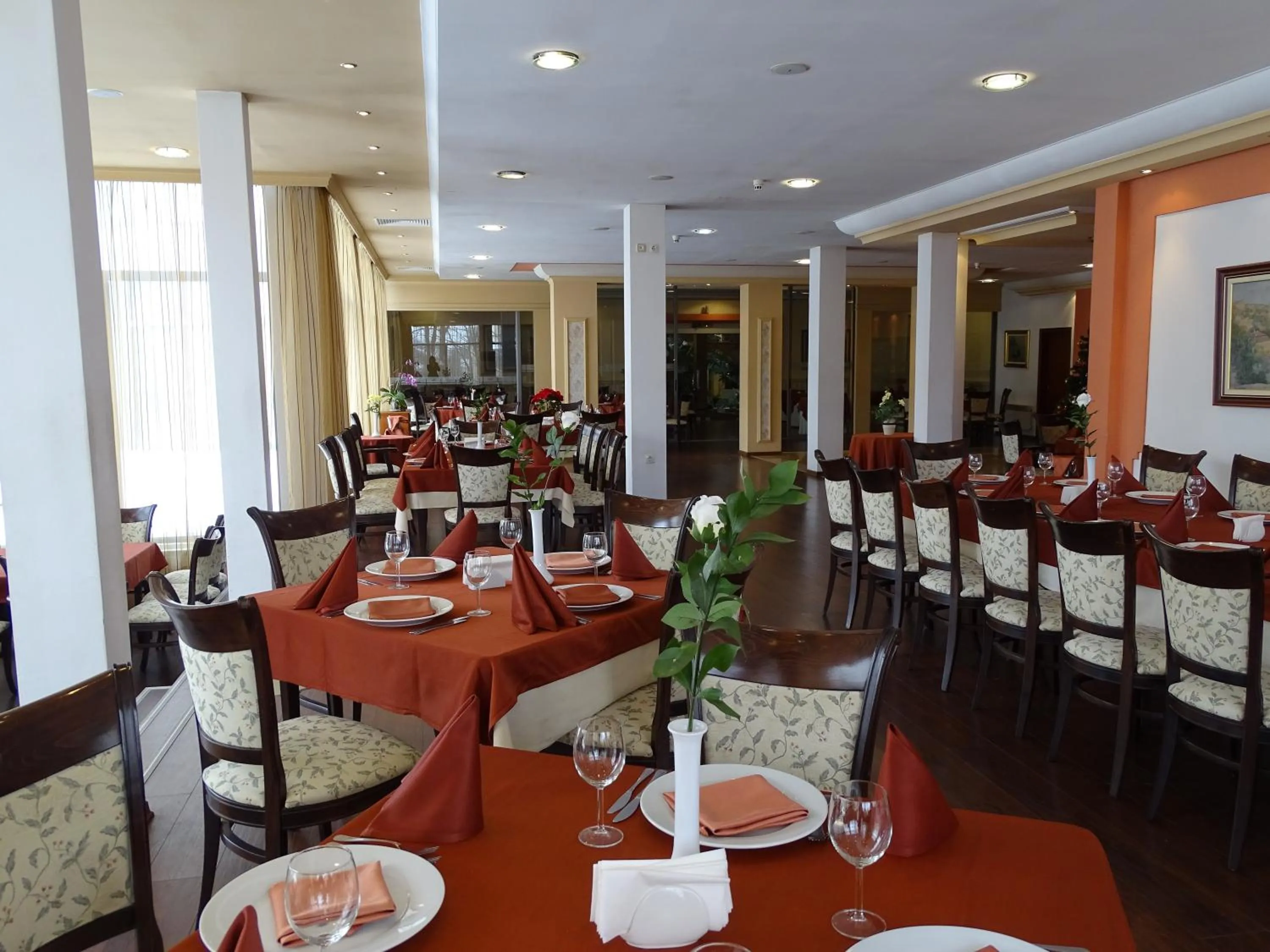 Restaurant/places to eat in Hotel Bankya Palace