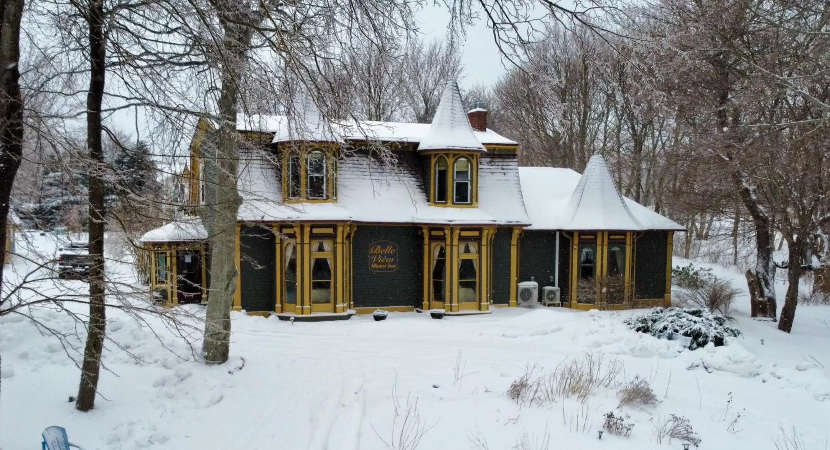 Property building, Winter in Belle View Manor Inn