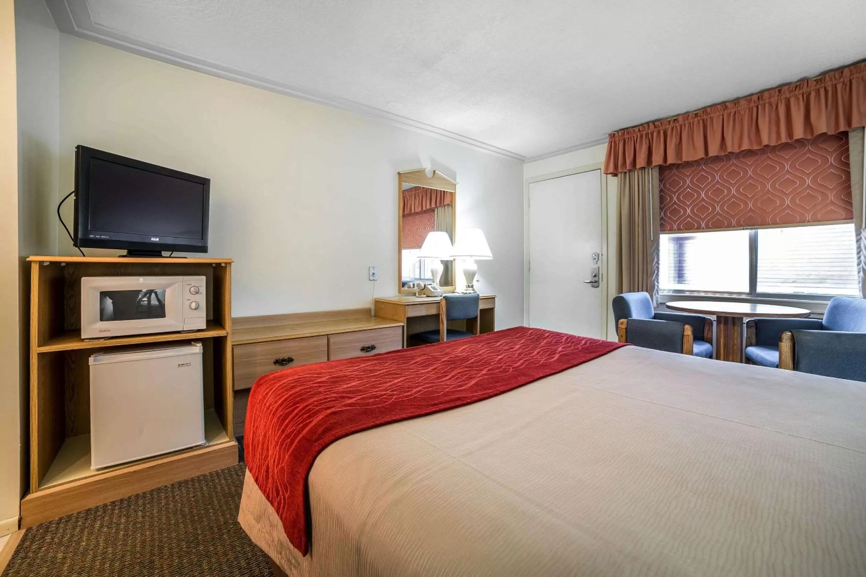 Photo of the whole room, Bed in Rodeway Inn Pronghorn Lodge