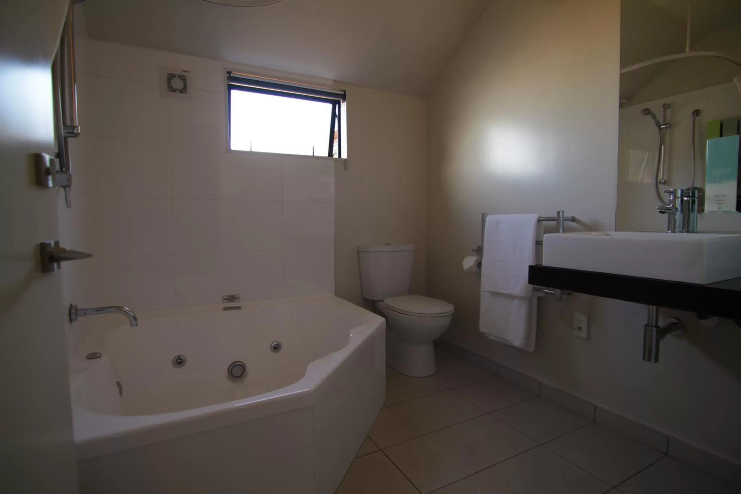 Bathroom in Metropolitan Motel on Riccarton