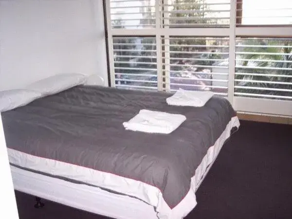 Bed in Warringa Surf Holiday Apartments