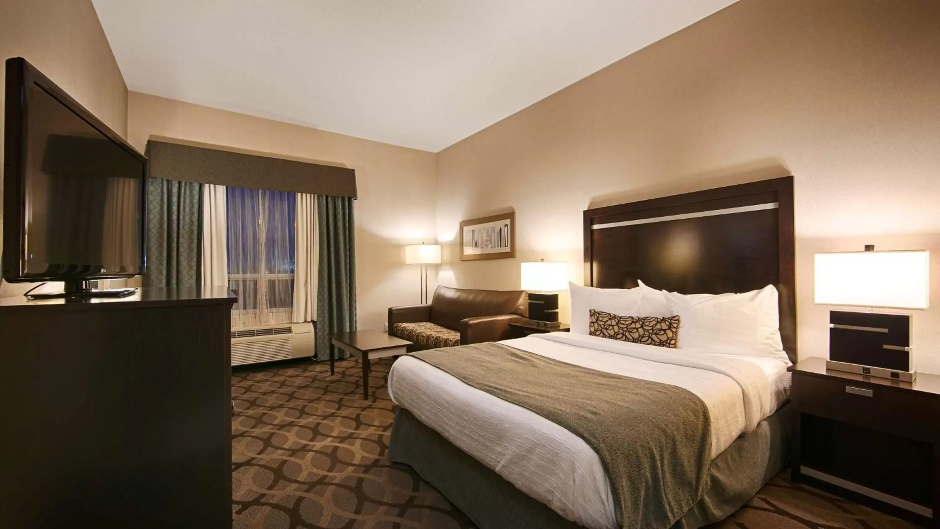 Photo of the whole room, Bed in Best Western Plus Travel Hotel Toronto Airport