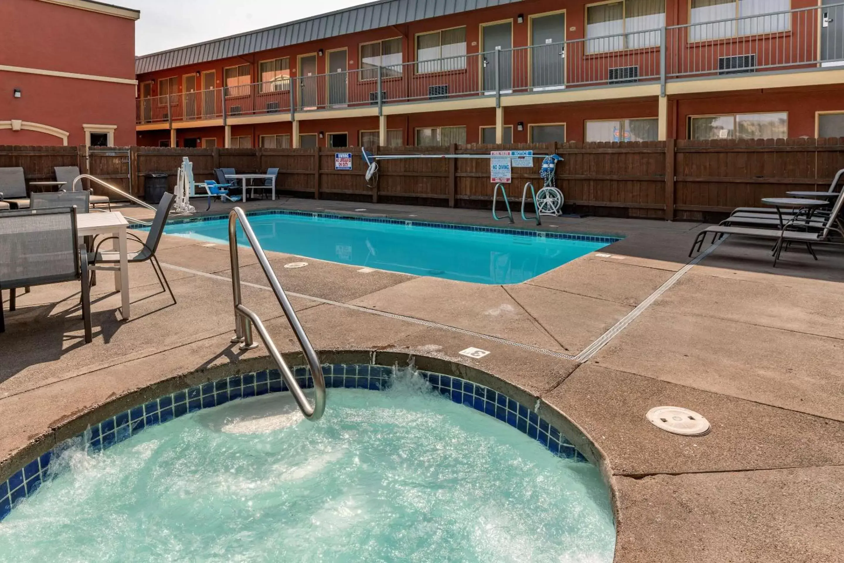 Swimming Pool in Quality Inn