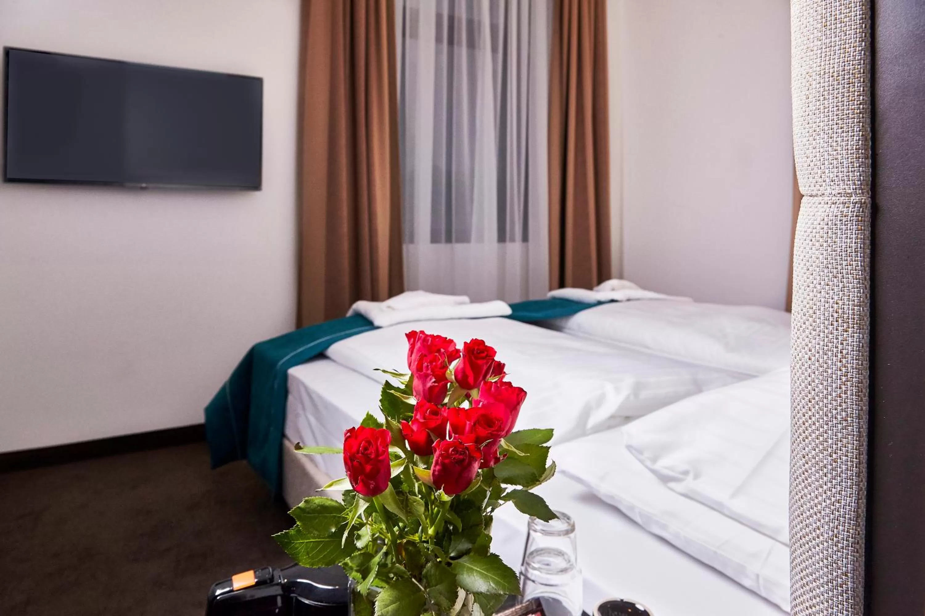 Bedroom, Bed in The Monument Hotel - BW Signature Collection