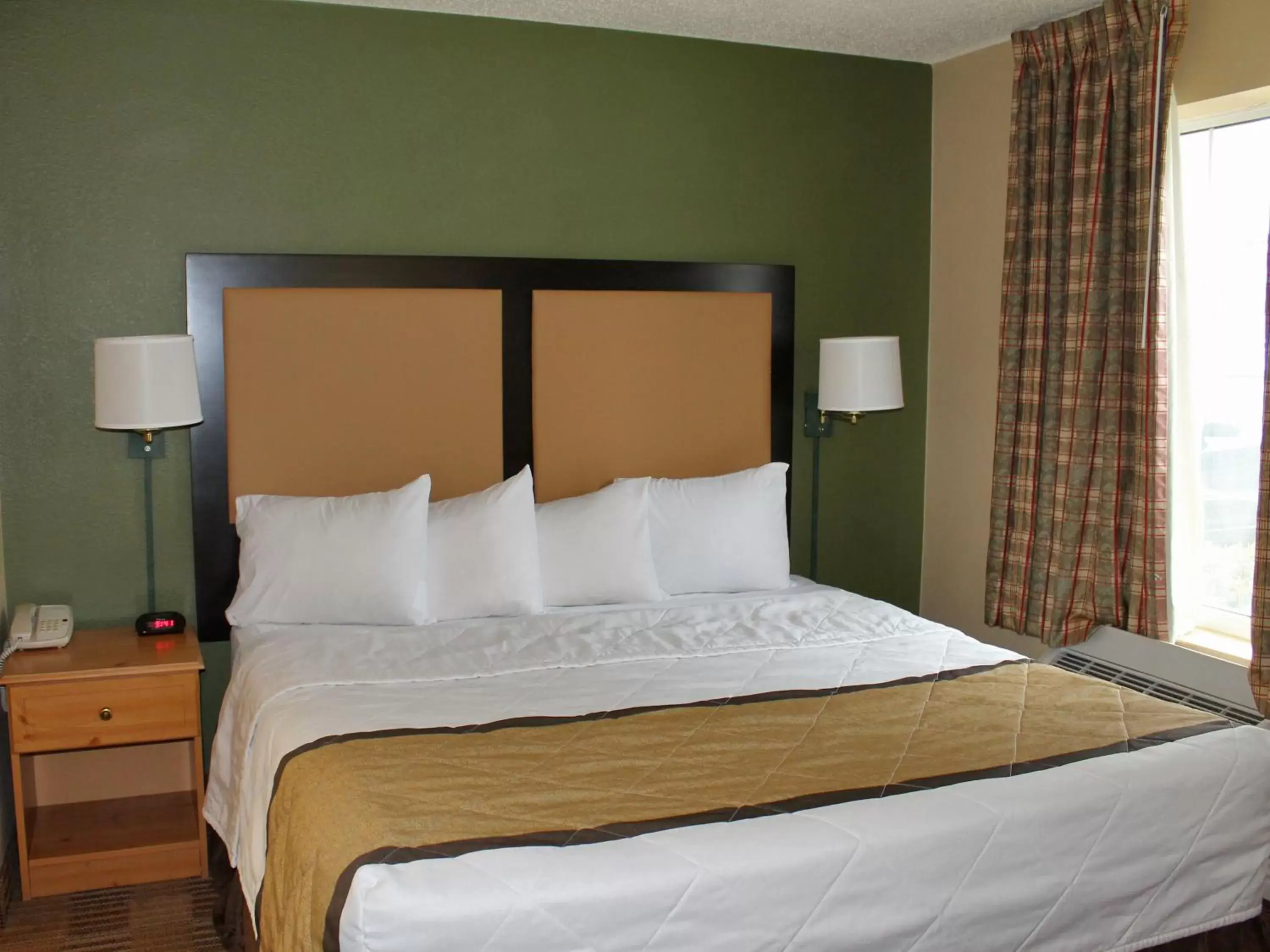 Bed in Extended Stay America Suites - Boston - Burlington
