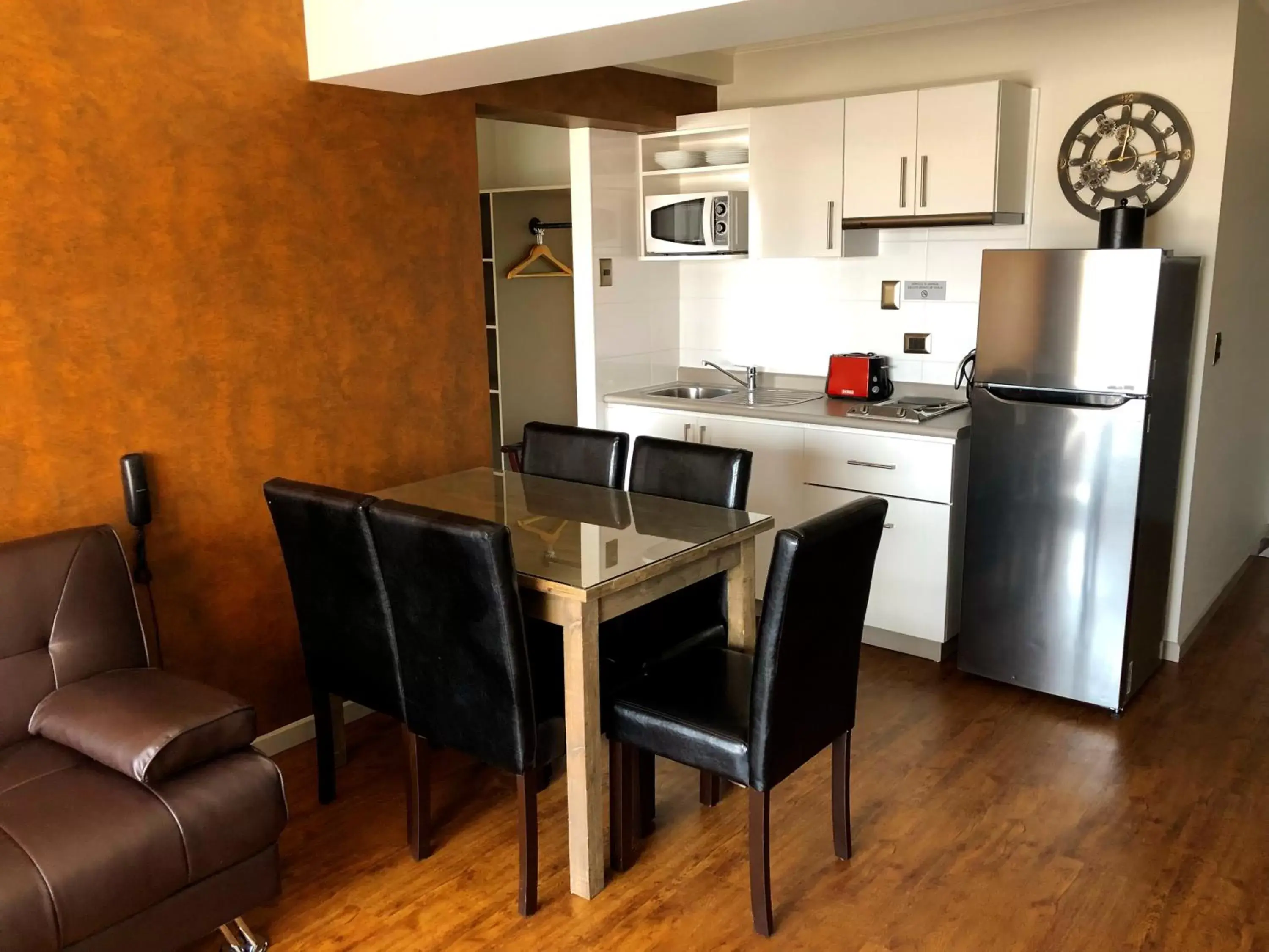 Photo of the whole room, Kitchen/Kitchenette in Gran Cavancha Hotel & Apartment