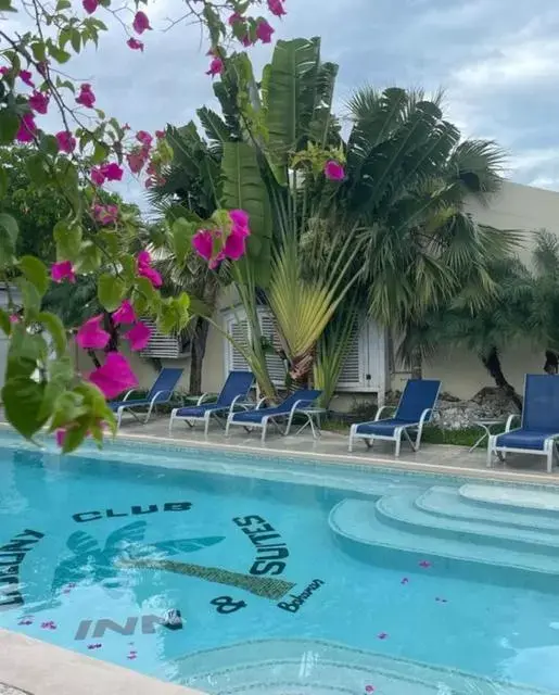 Swimming Pool in Colony Club Inn & Suites