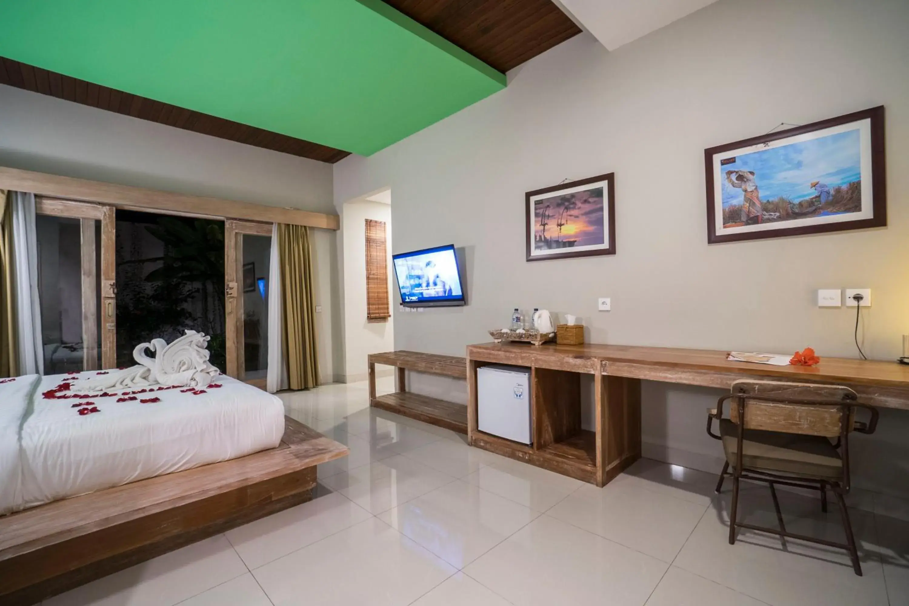 Bed, TV/Entertainment Center in Tetirah Boutique Hotel