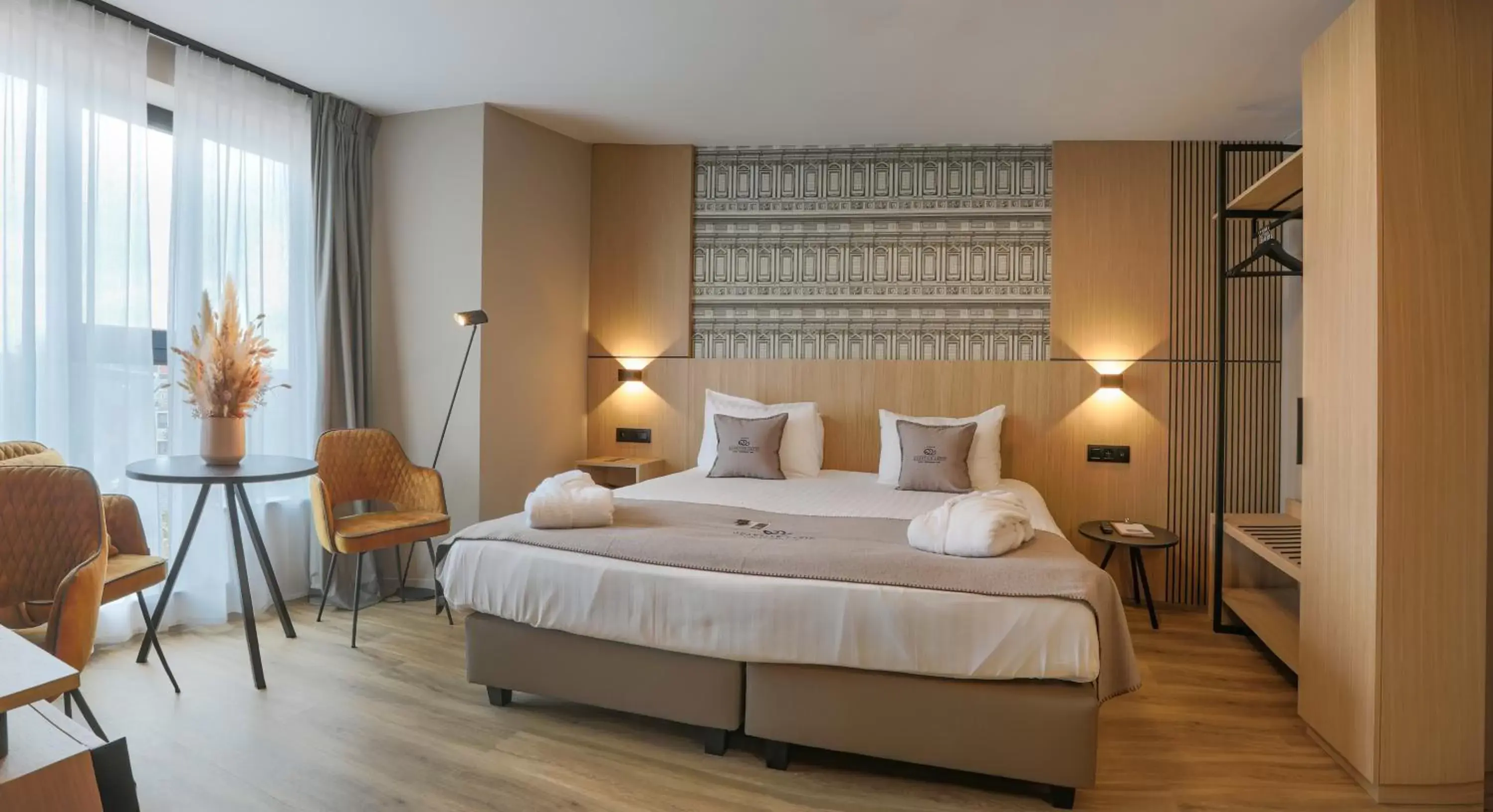 Property building, Bed in Hotel Quartier Latin