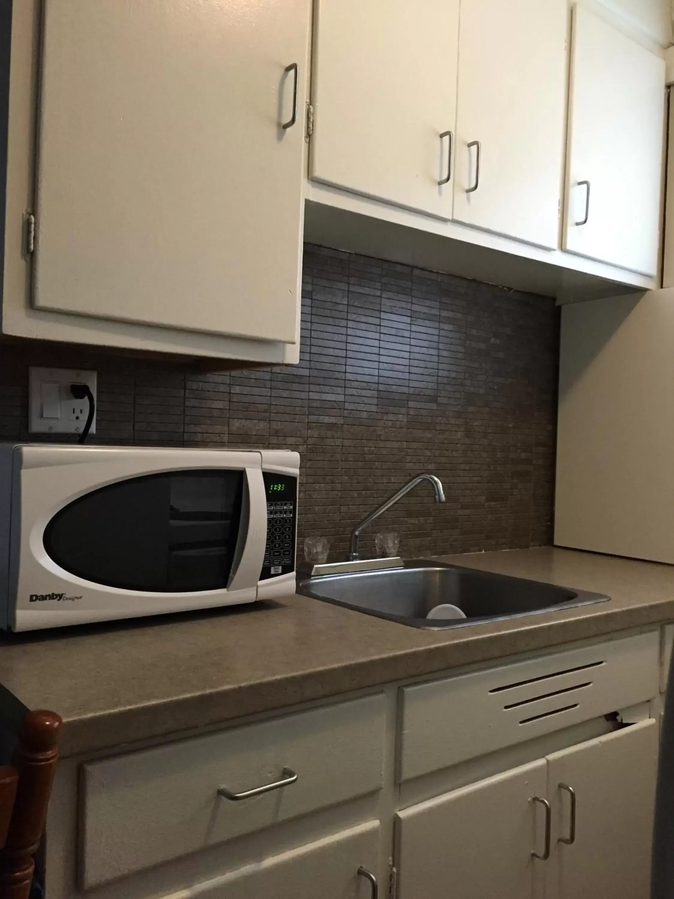 Kitchen or kitchenette, Kitchen/Kitchenette in Royalty Maples Cottages and Motel