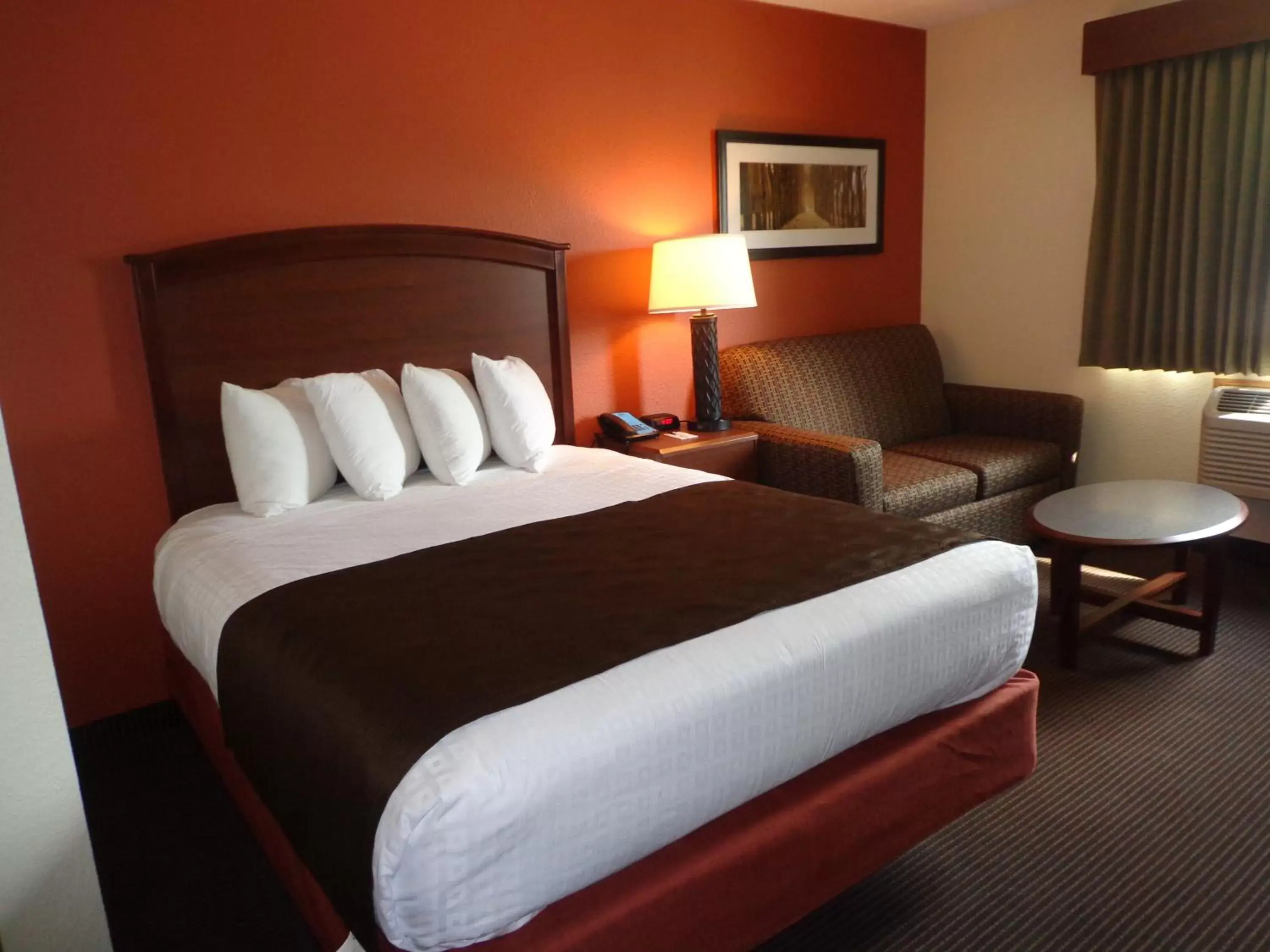 Restaurant/places to eat, Bed in AmericInn by Wyndham Grand Forks