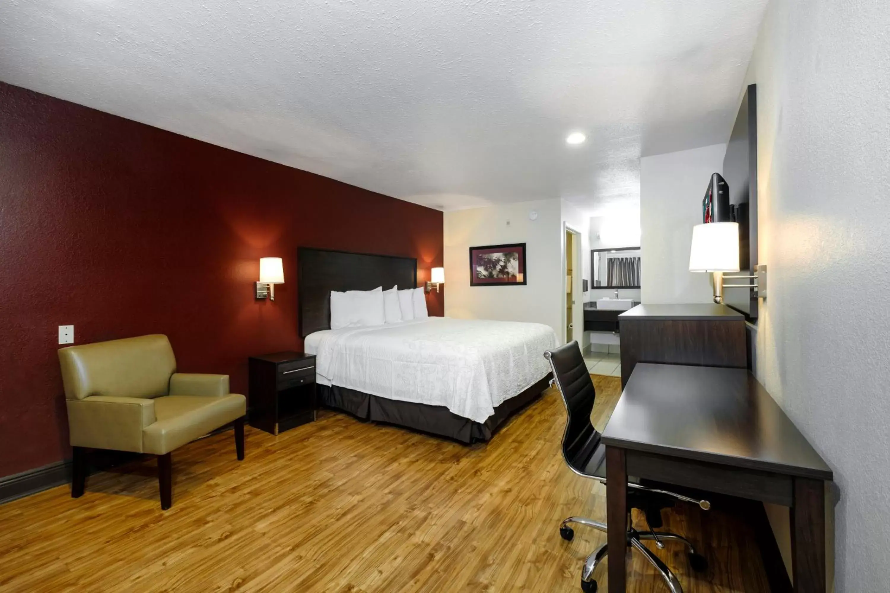 Photo of the whole room, Bed in Red Roof Inn PLUS+ Hammond