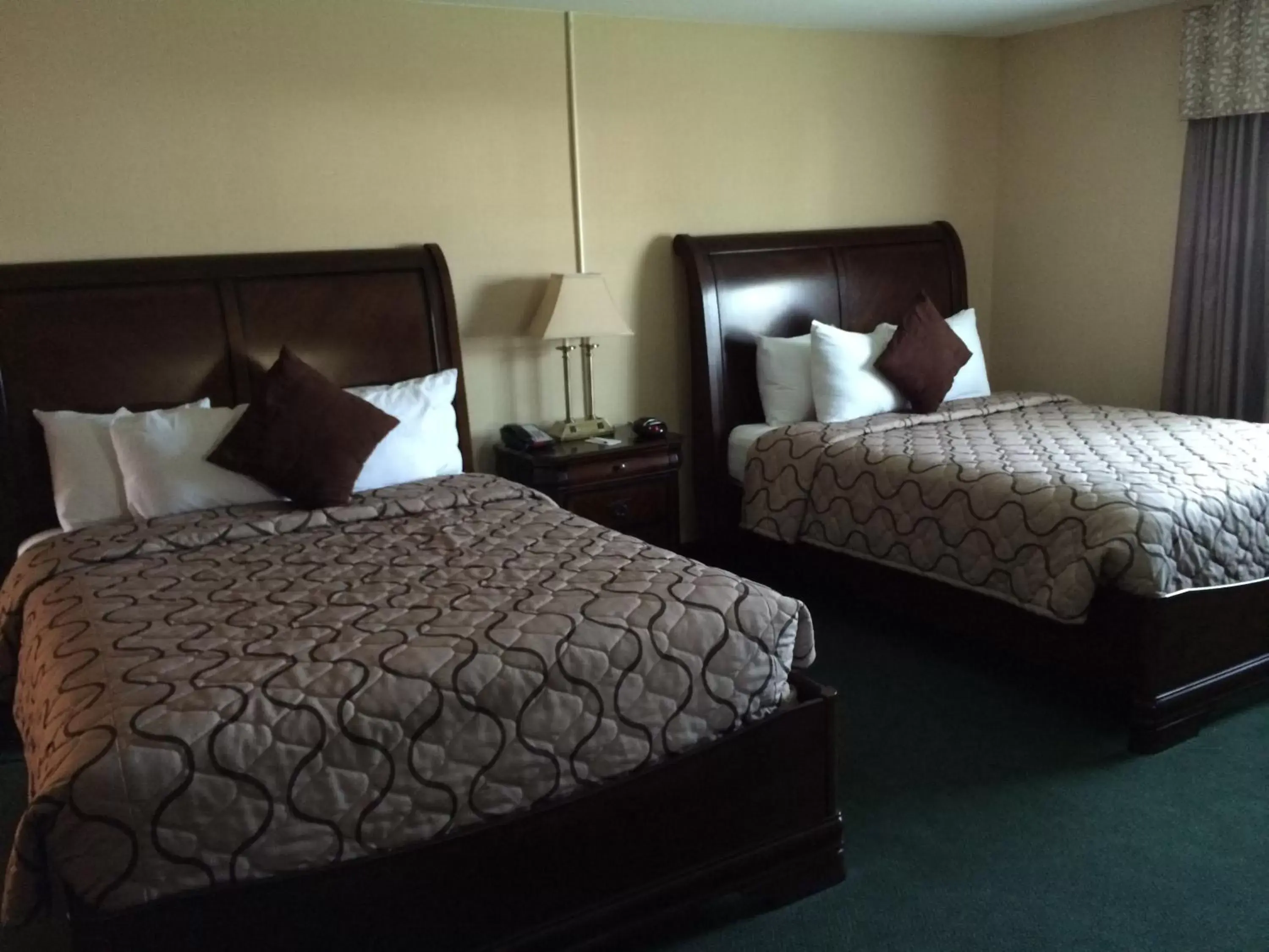 Bed in Pacer Inn & Suites Motel