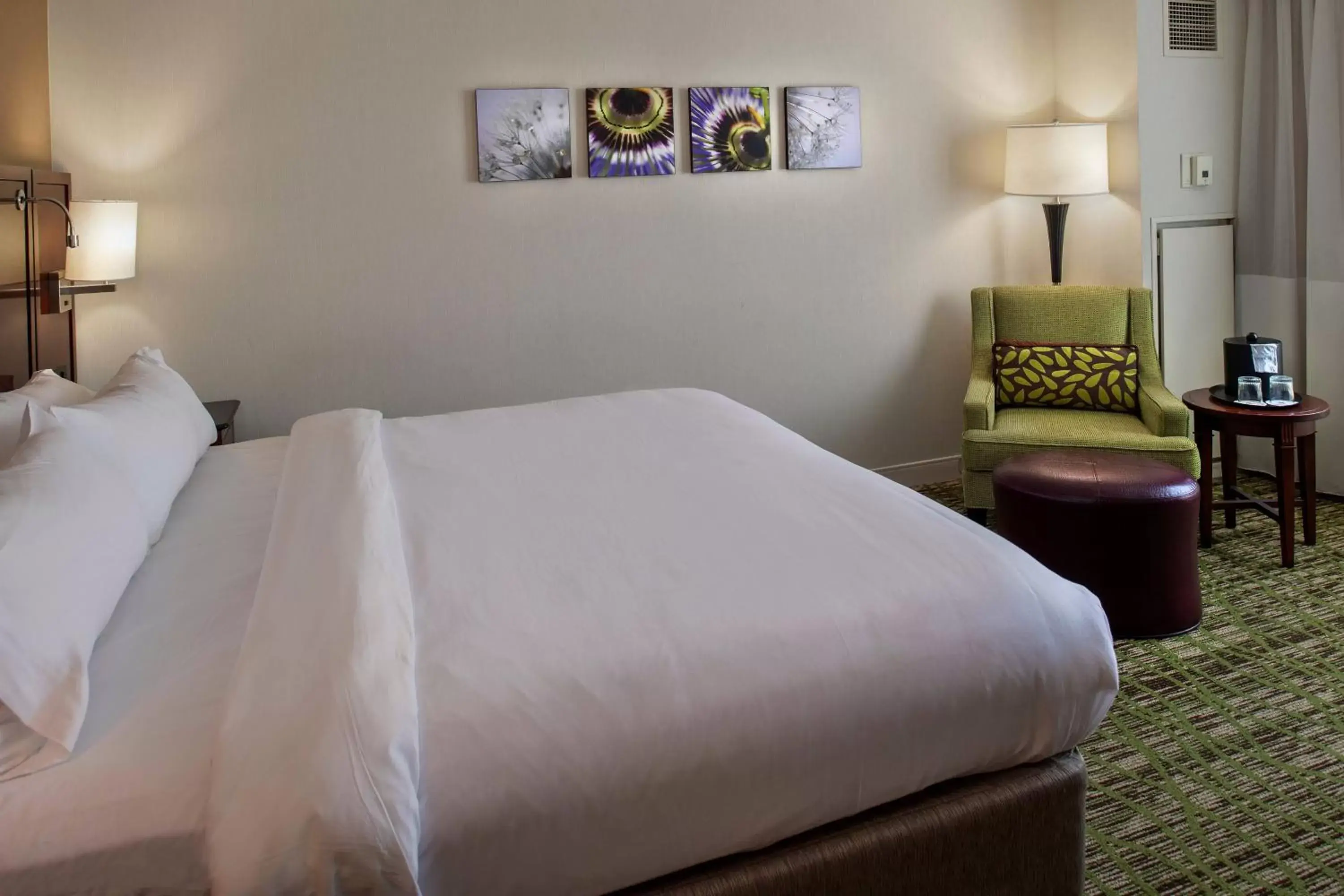 Photo of the whole room, Bed in Marriott St. Louis West