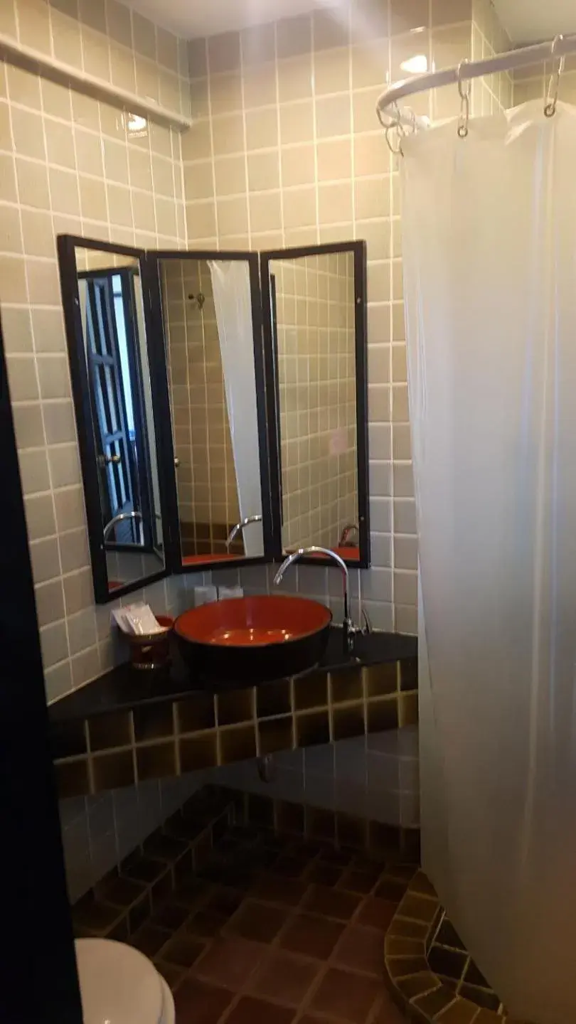 Bathroom in Wangburapa Grand Hotel