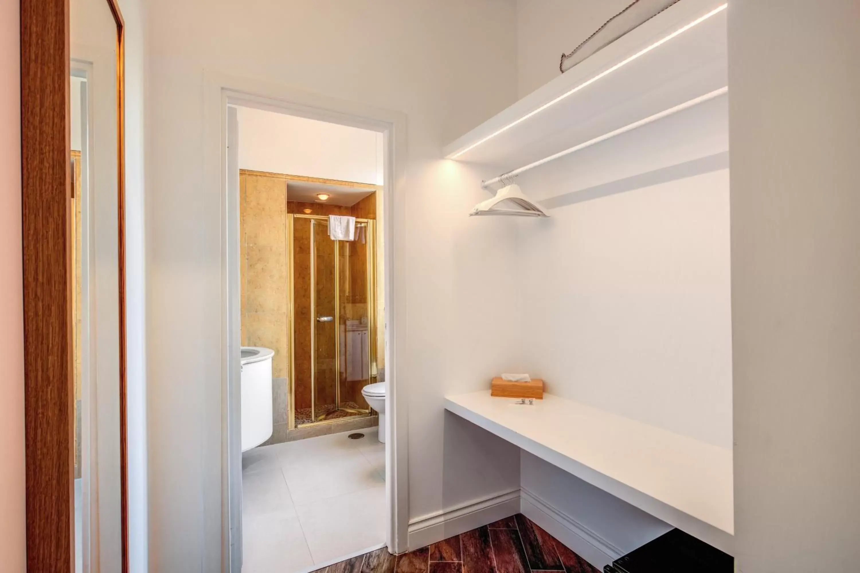Bedroom, Bathroom in All Comfort Astoria Palace