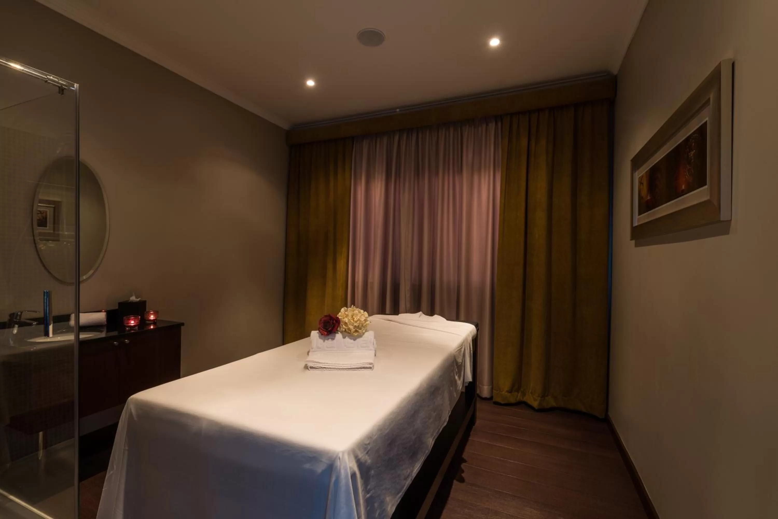 Swimming pool, Bed in Vila Gale Porto - Centro