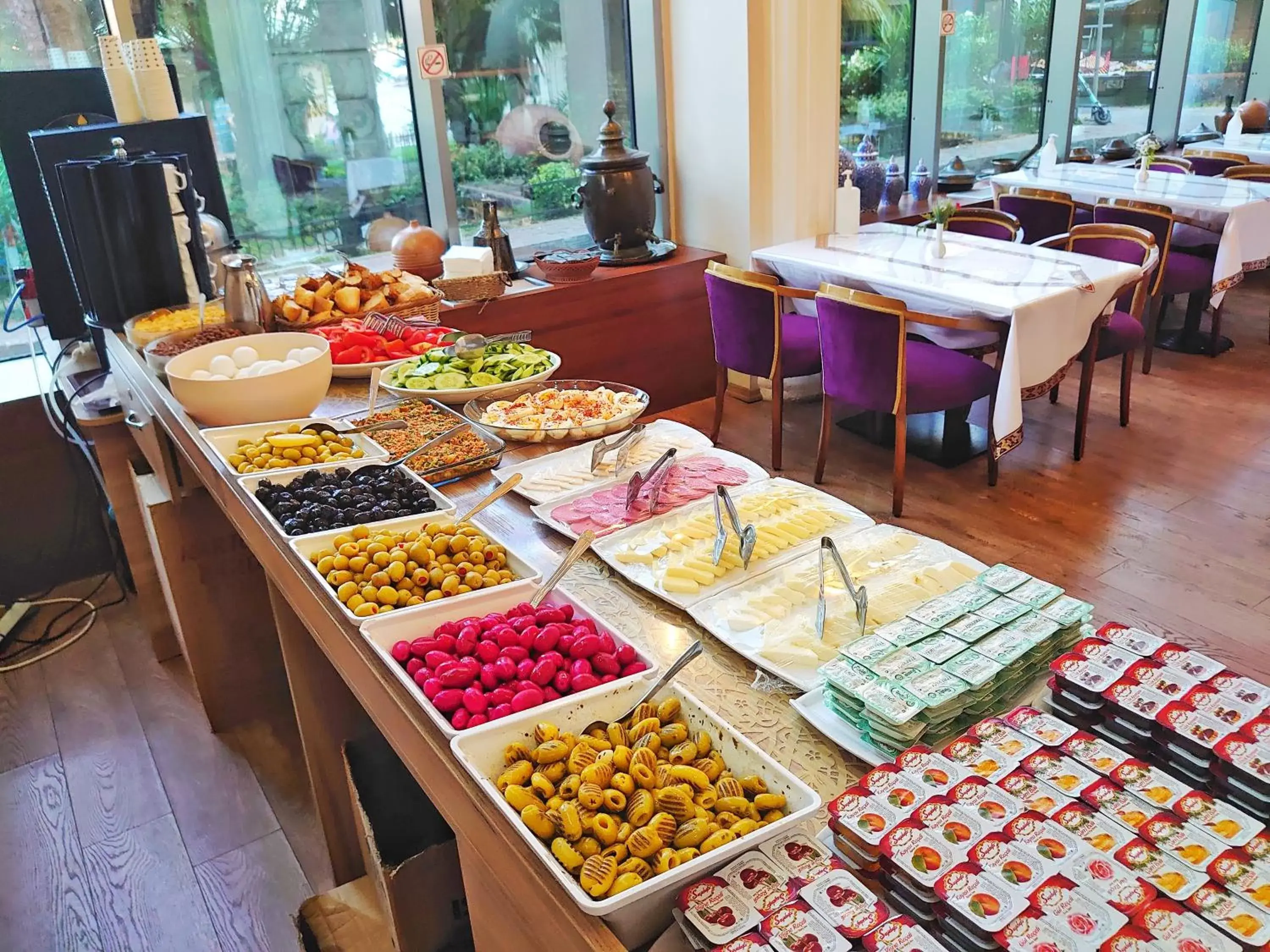 Buffet breakfast in Orient Mintur Hotel