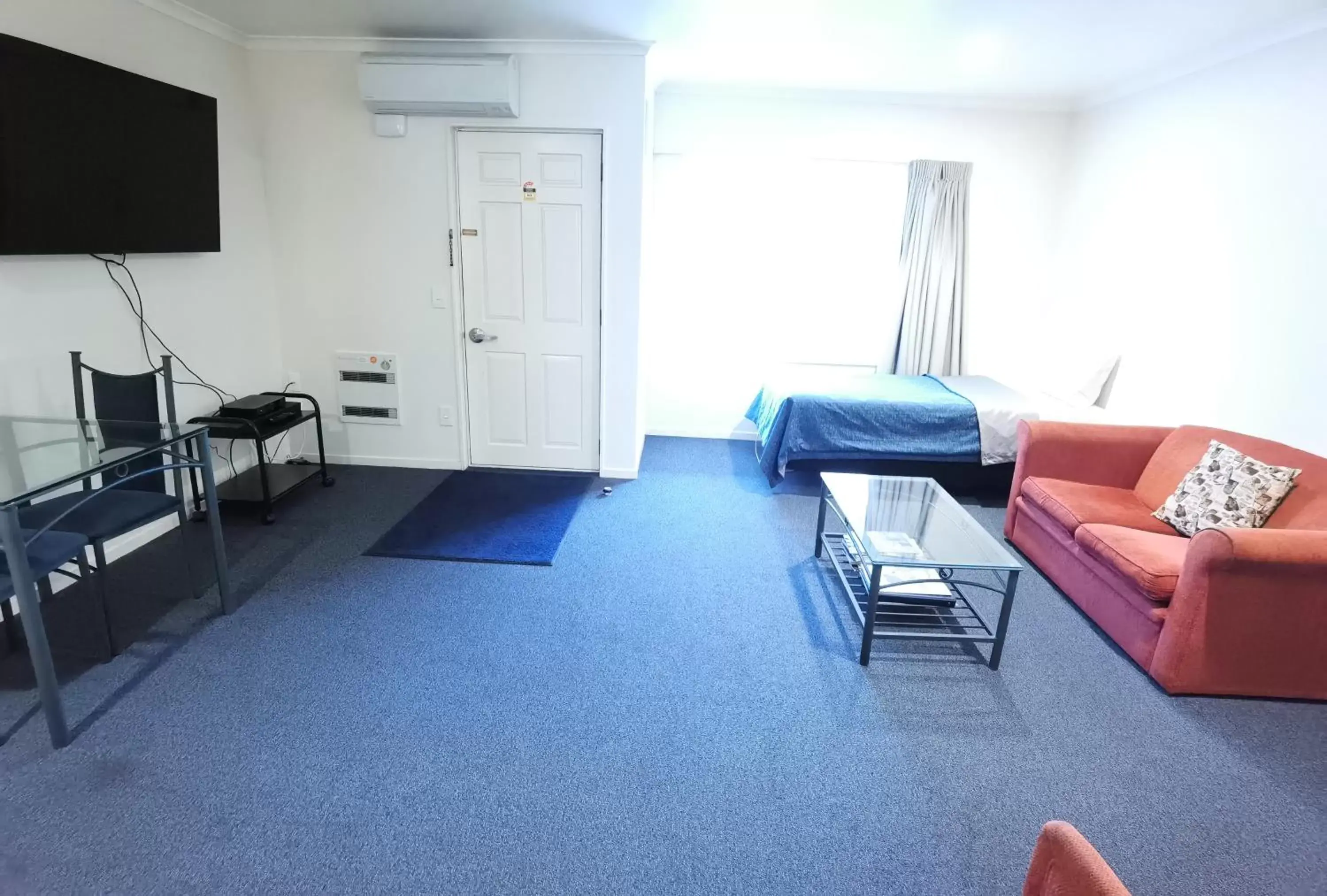 Communal lounge/ TV room in Harringtons Motor Lodge