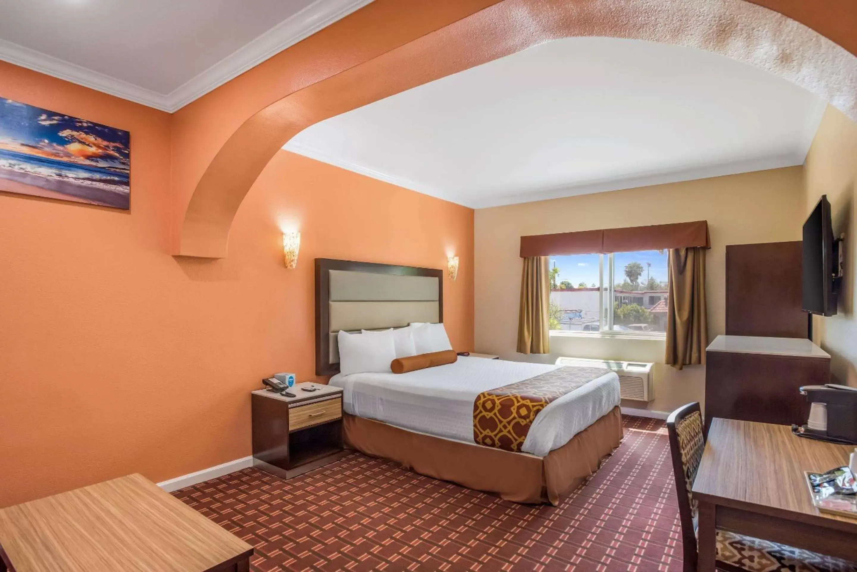 Photo of the whole room, Bed in Rodeway Inn & Suites - Pasadena