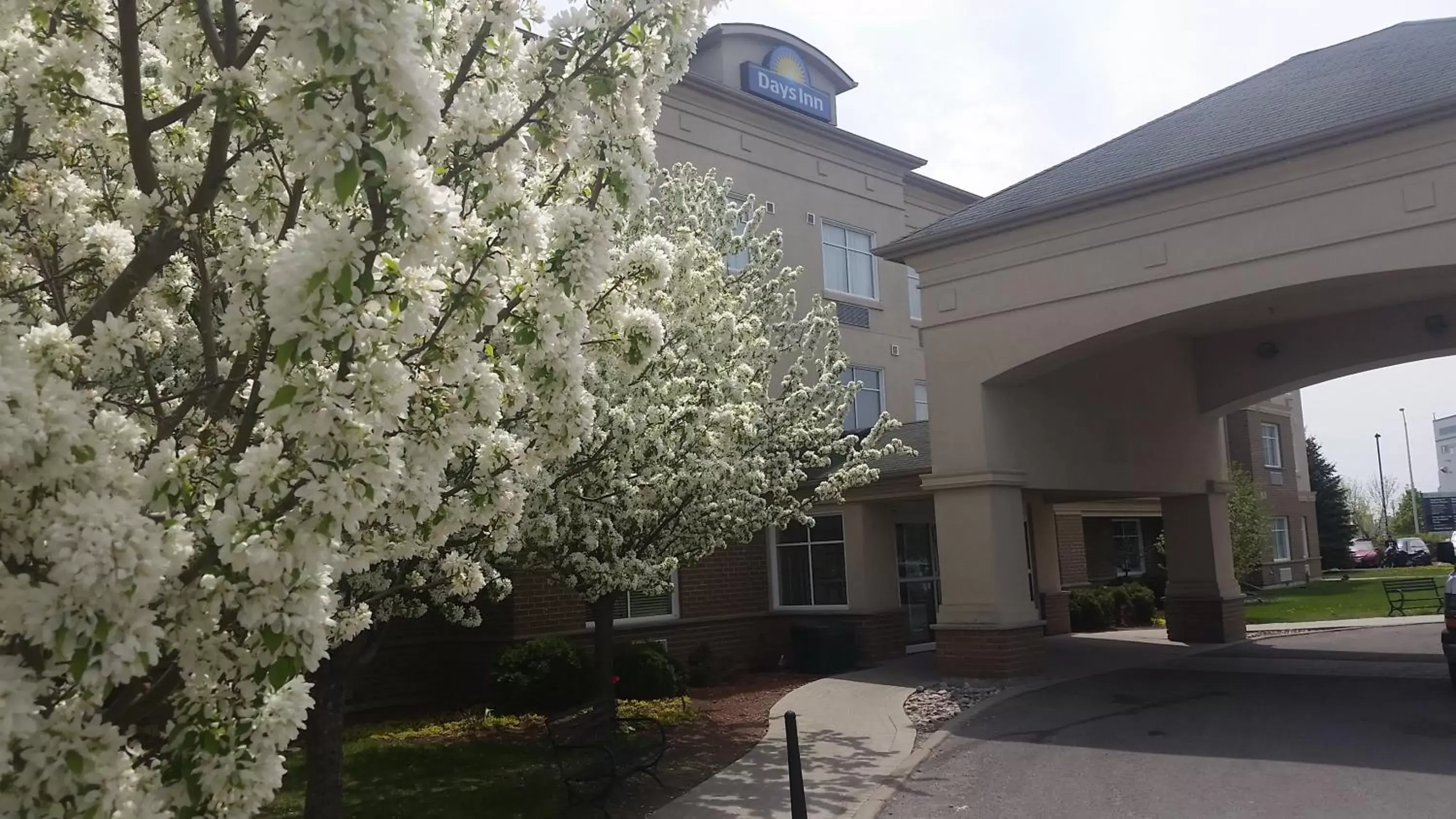 Property building, Patio/Outdoor Area in Days Inn by Wyndham Ottawa Airport