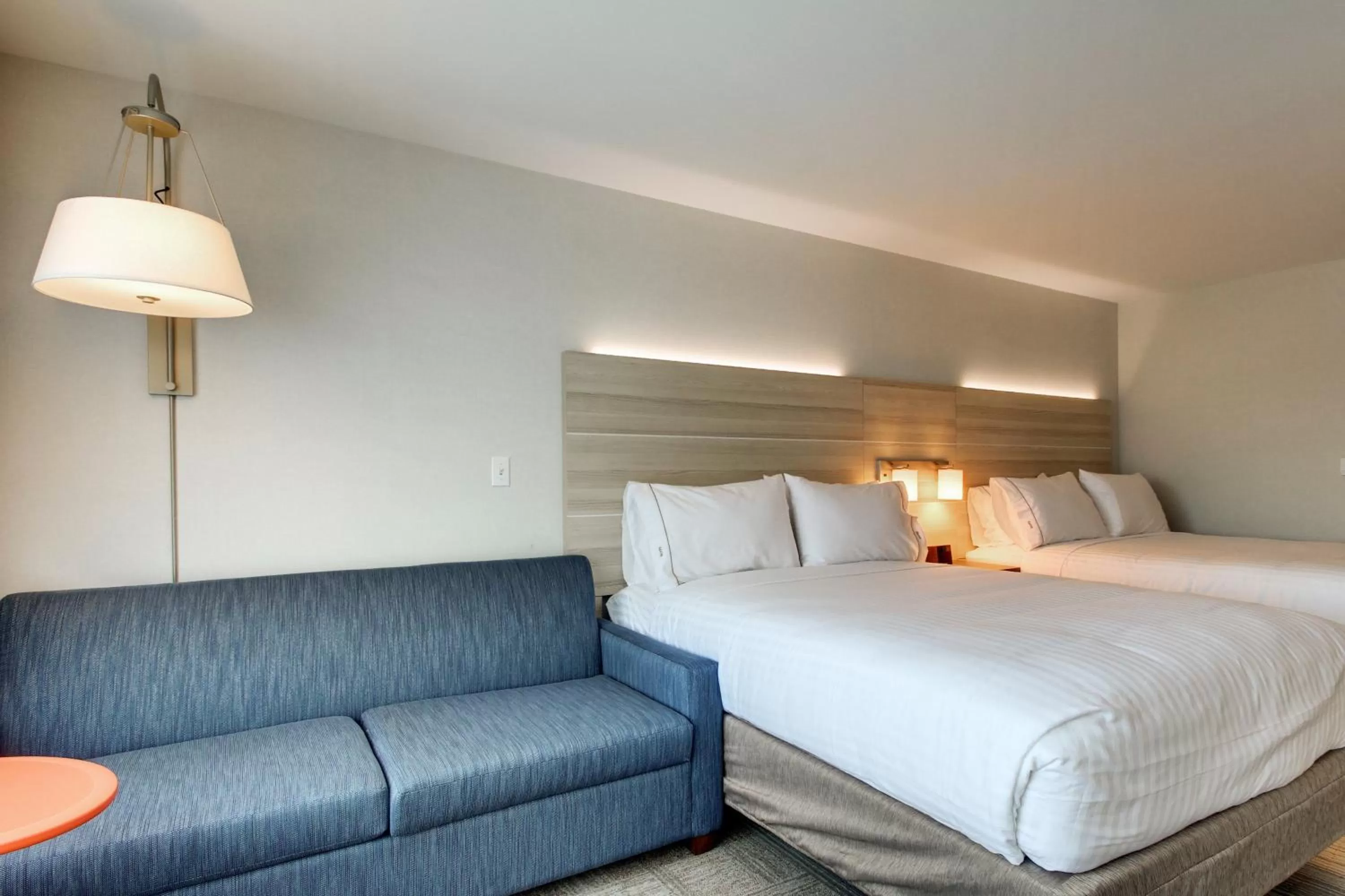 Photo of the whole room, Bed in Holiday Inn Express & Suites Galesburg by IHG