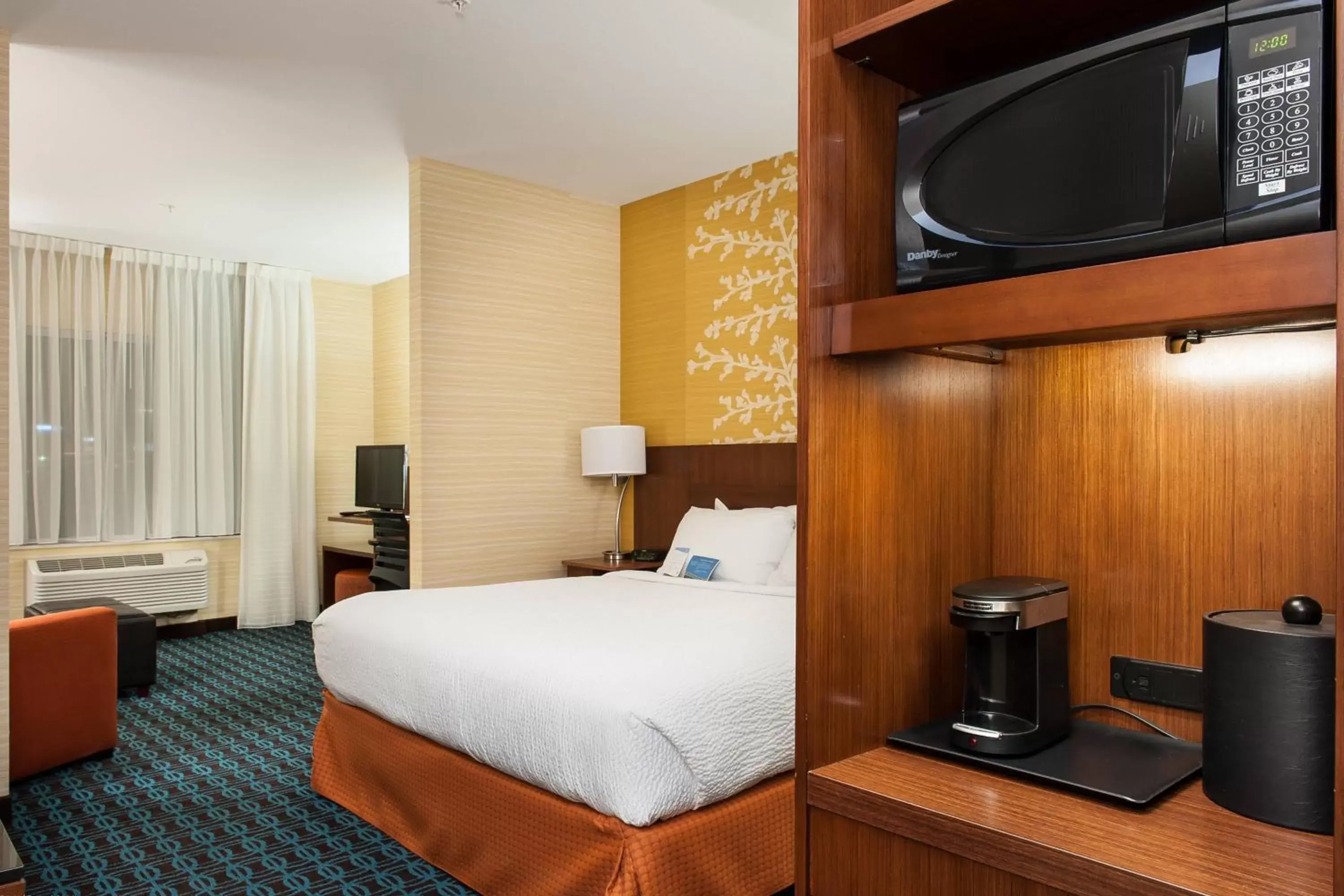 Bedroom, Bed in Fairfield Inn & Suites by Marriott Vernon