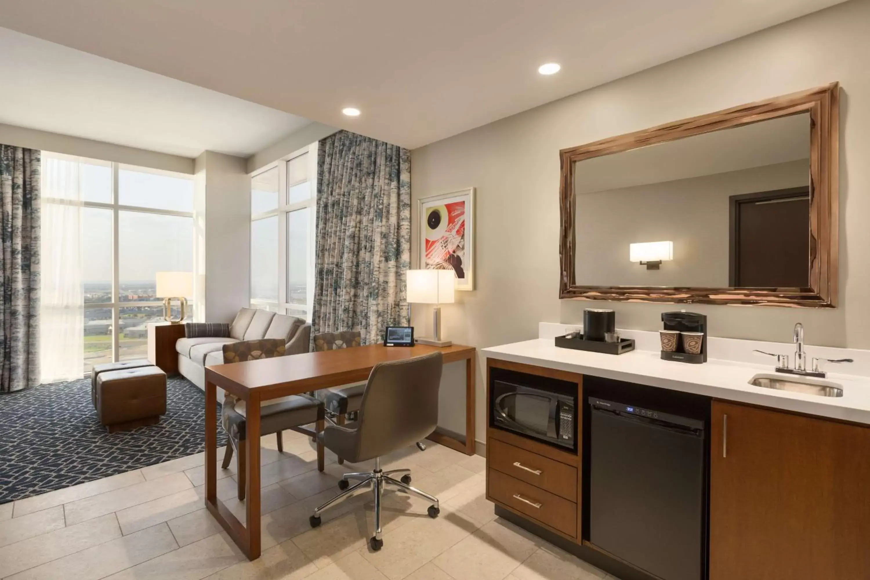 Bedroom, Kitchen/Kitchenette in Embassy Suites By Hilton Denton Convention Center