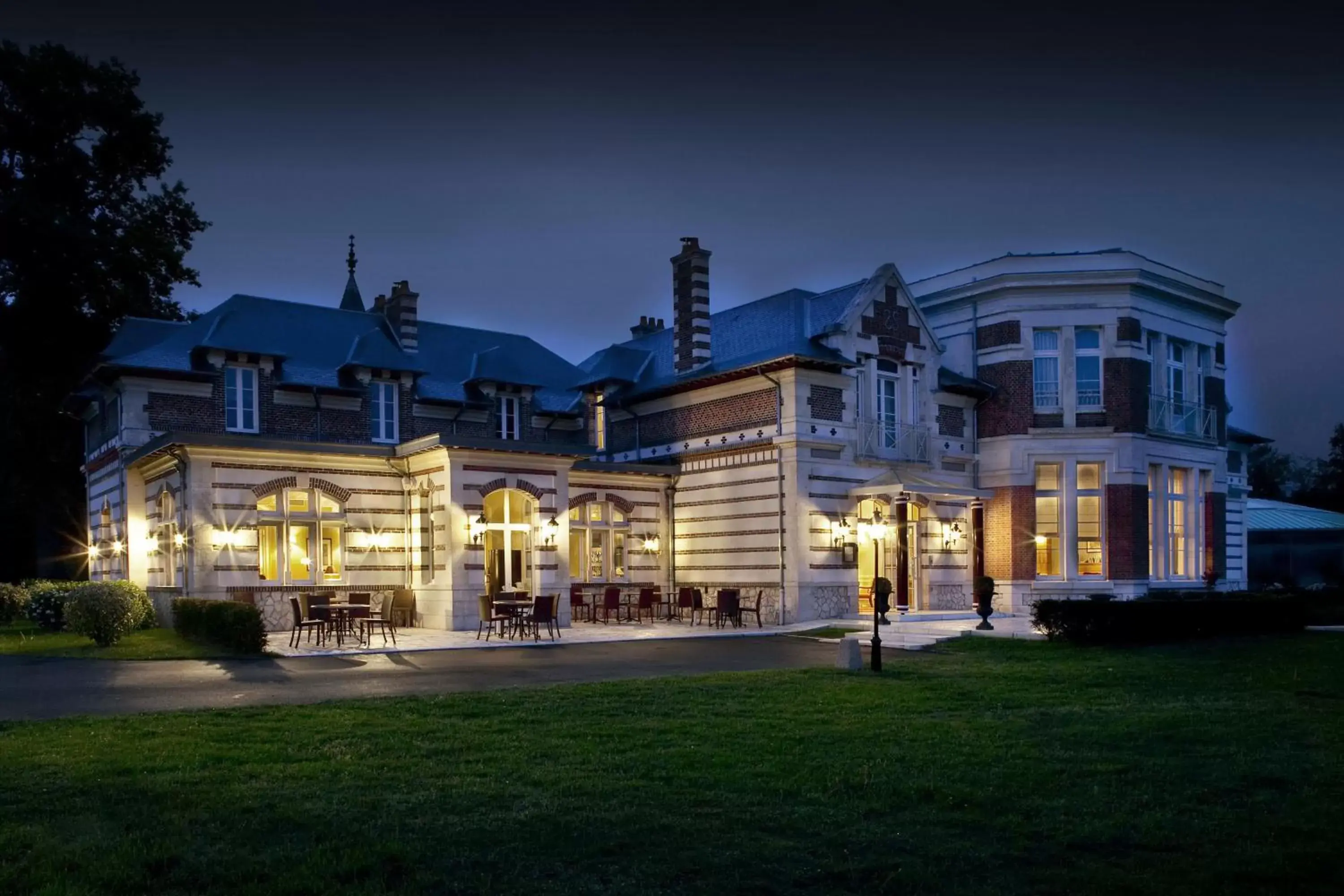 Facade/entrance, Property Building in Le Domaine des Roches, Hotel & Spa