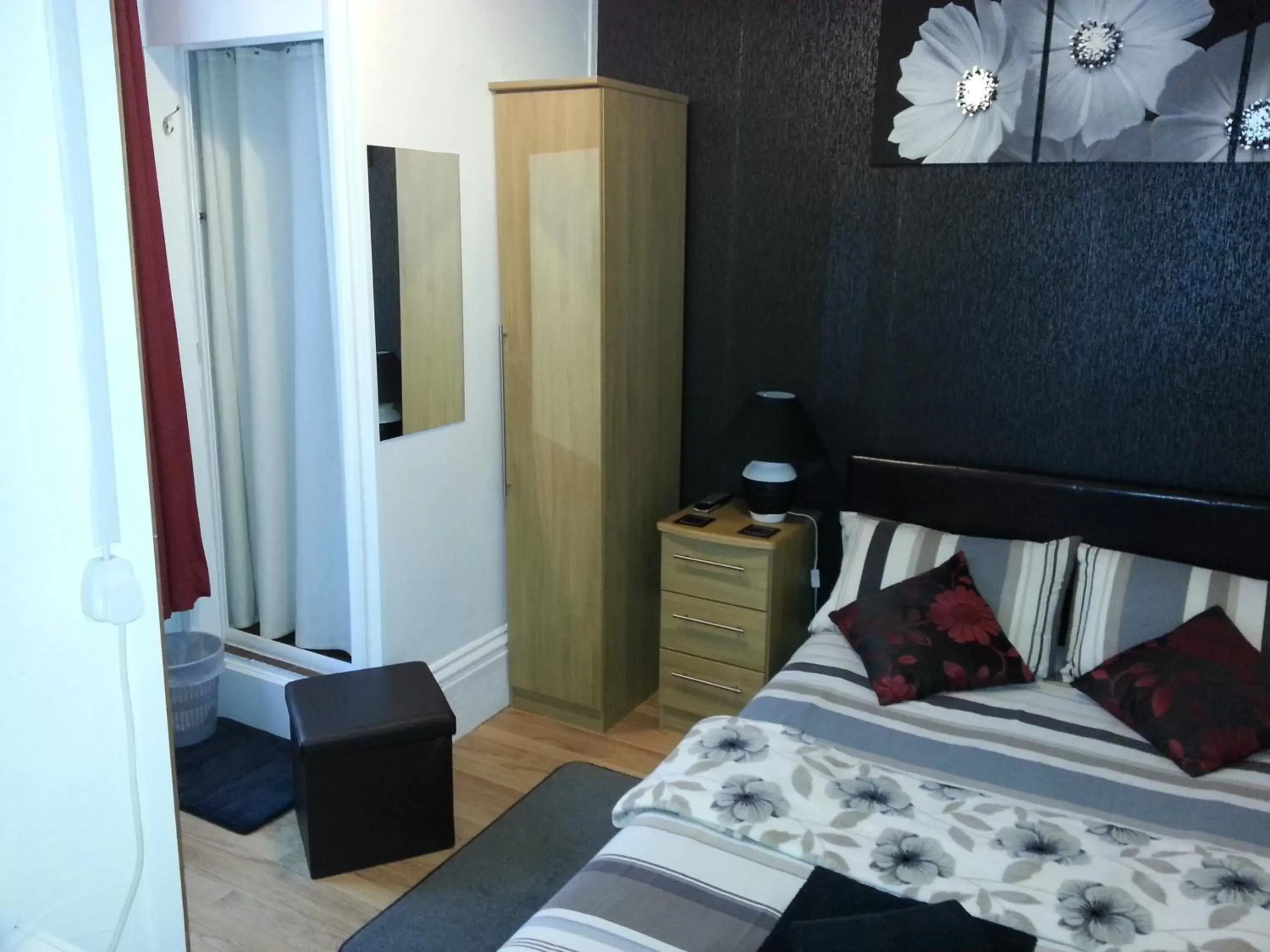 Small Double Room in Sunnyside Hotel